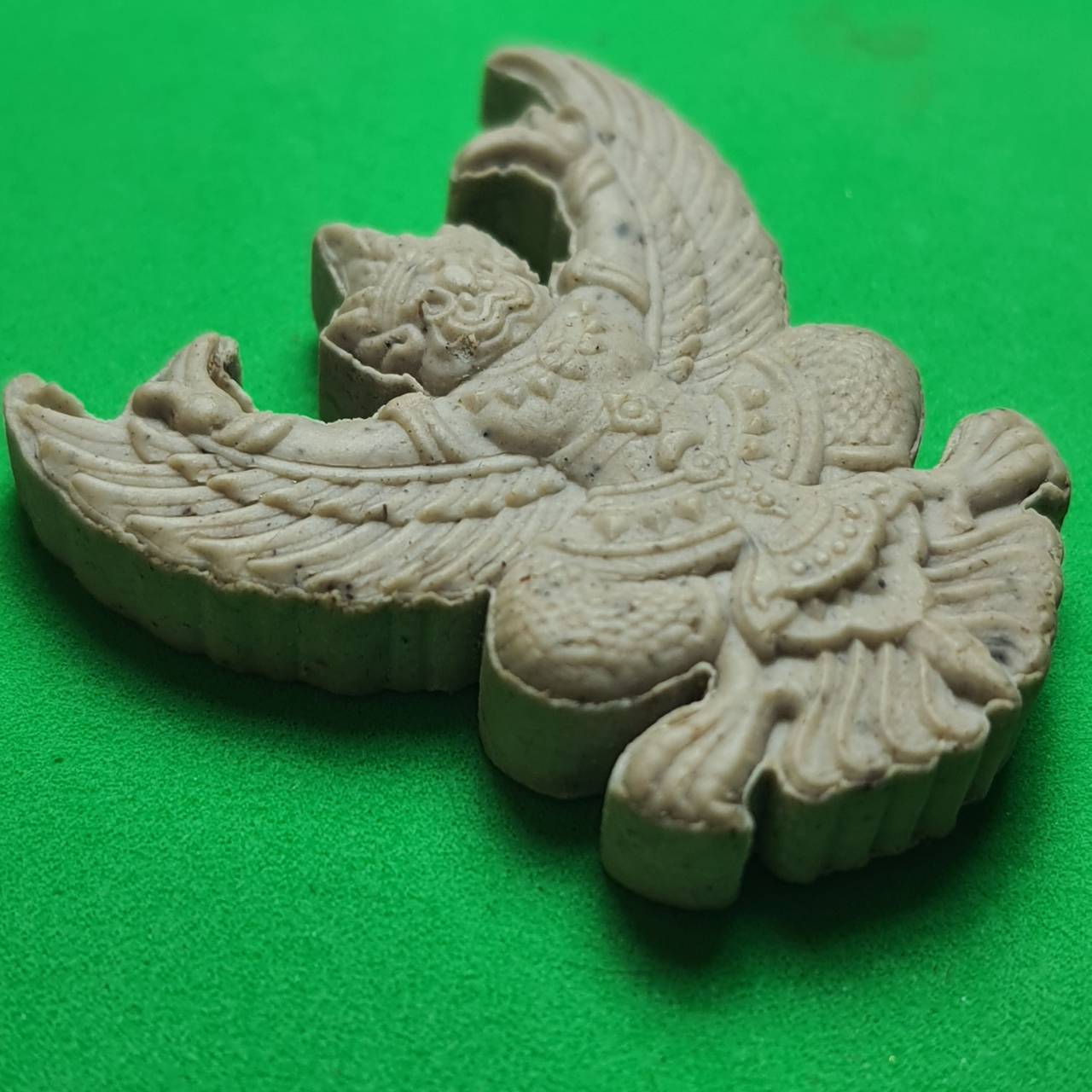 พระเครื่อง พญาครุฑห้อยคอ เลี่ยมกรอบ รุ่น รุ่งเรือง อำนาจ บารมี สีขาว ครุฑ จี้พญาครุฑ ครุฑบูชา