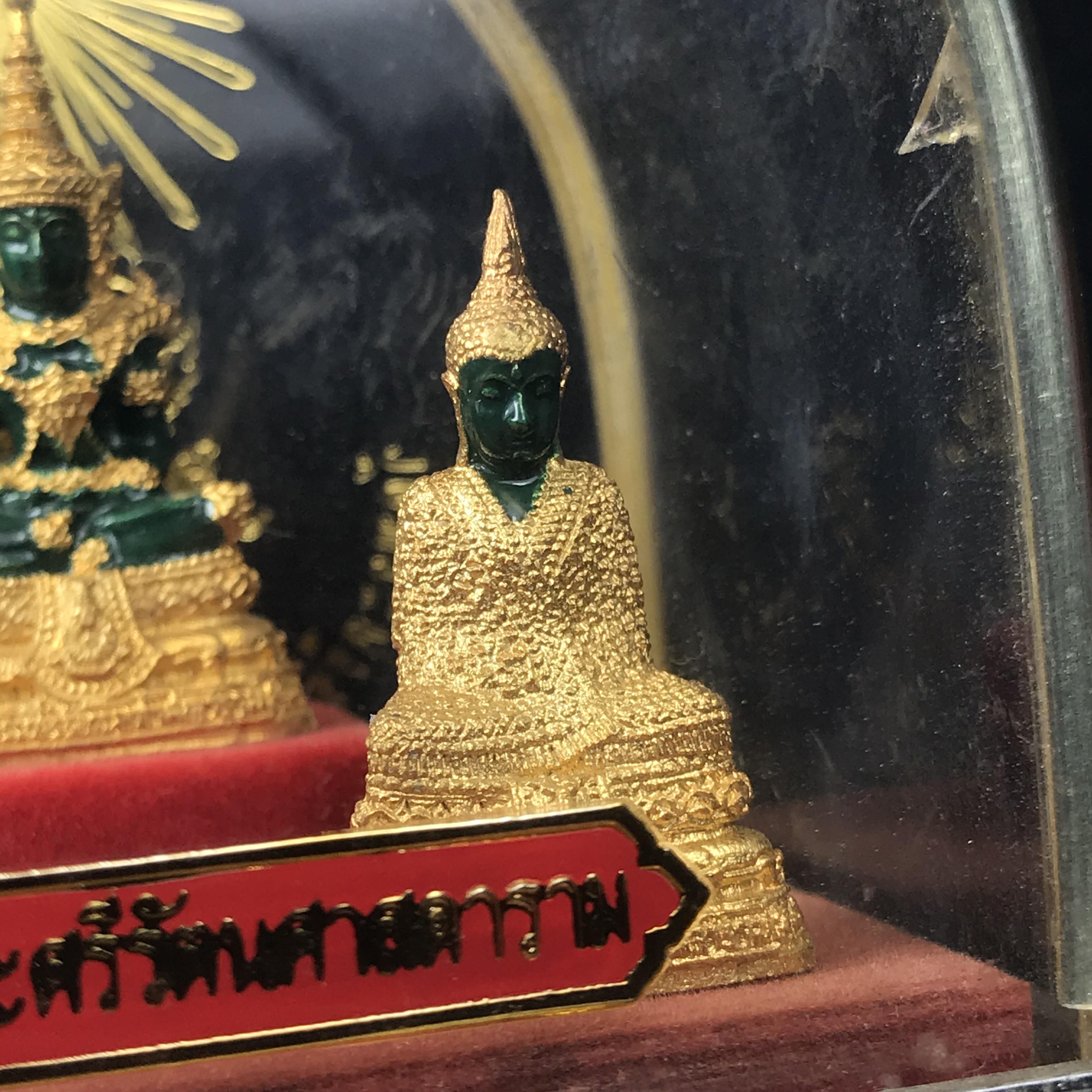 พระพุทธมหามณีรัตนปฏิมากร(พระแก้วมรกต) วัดพระศรีรัตนศาสดาราม สำนักพระราชวัง จัดสร้าง พิมพ์ทรงเครื่อง 3 ฤดู(ร้อน ฝน หนาว) หน้าตัก 1 นิ้วพร้อมครอบตู้เดิม(บรรจุมวลสารใต้ฐาน)