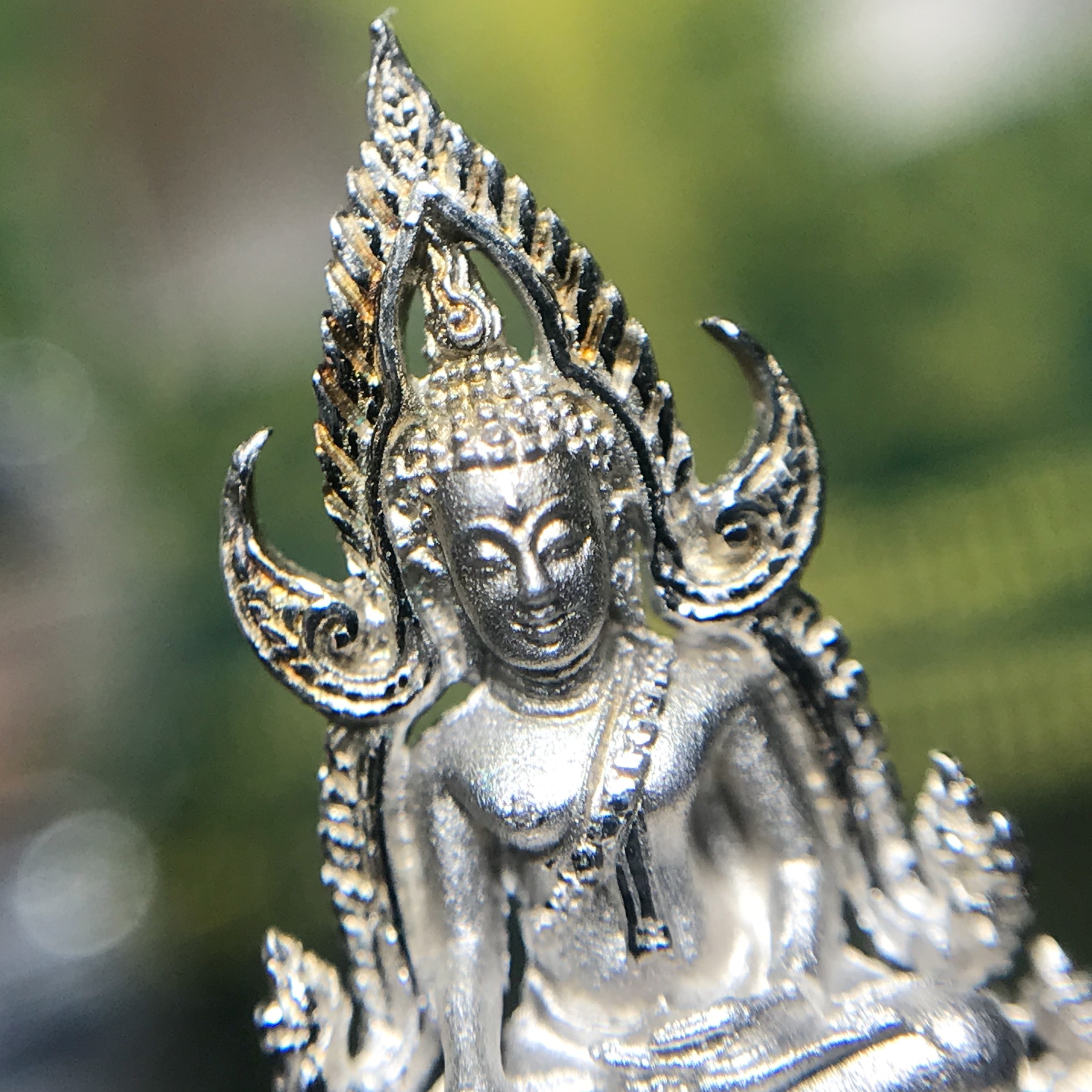 พระพุทธชินราช(จำลอง) ภปร. 84 พรรษา เนื้อเงินชุบทองคำขาว พิมพ์เล็กขนาดหน้าตัก 1/4 นิ้ว (สภาพผิวเดิมสวยงาม)