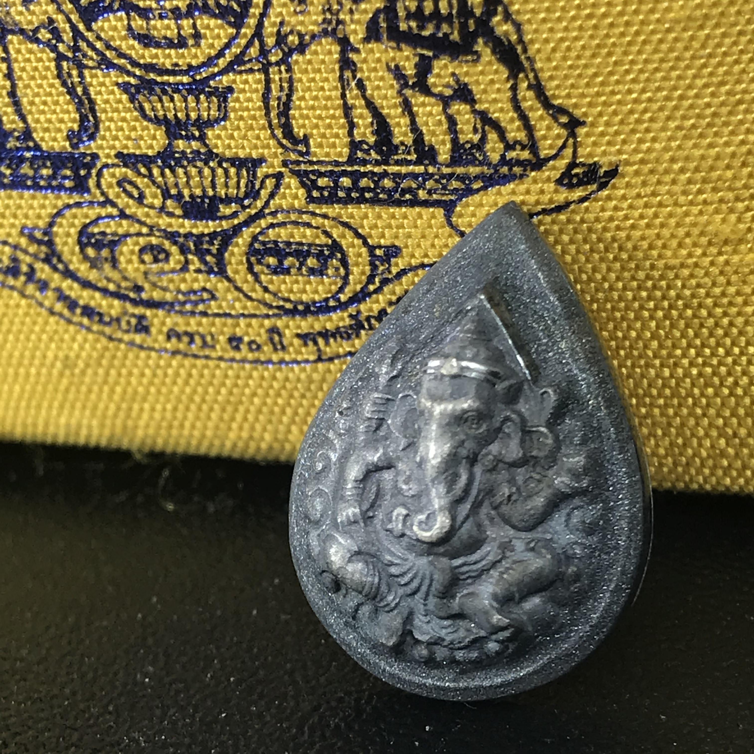 เหรียญพระพิฆเนศวร ญสส. ชุดกาญจนาภิเษกครองราชย์ 50 ปี พุทธศักราช 2538 พิมพ์เล็ก(1.9 ซม.) เนื้อเงินผิวเดิมกลับดำเข้มขลังงดงามธรรมชาติ สภาพสวยเดิมพร้อมกล่องบรรจุเดิม ตอกโค๊ดหมายเลขกำกับ(1ใน1000องค์)