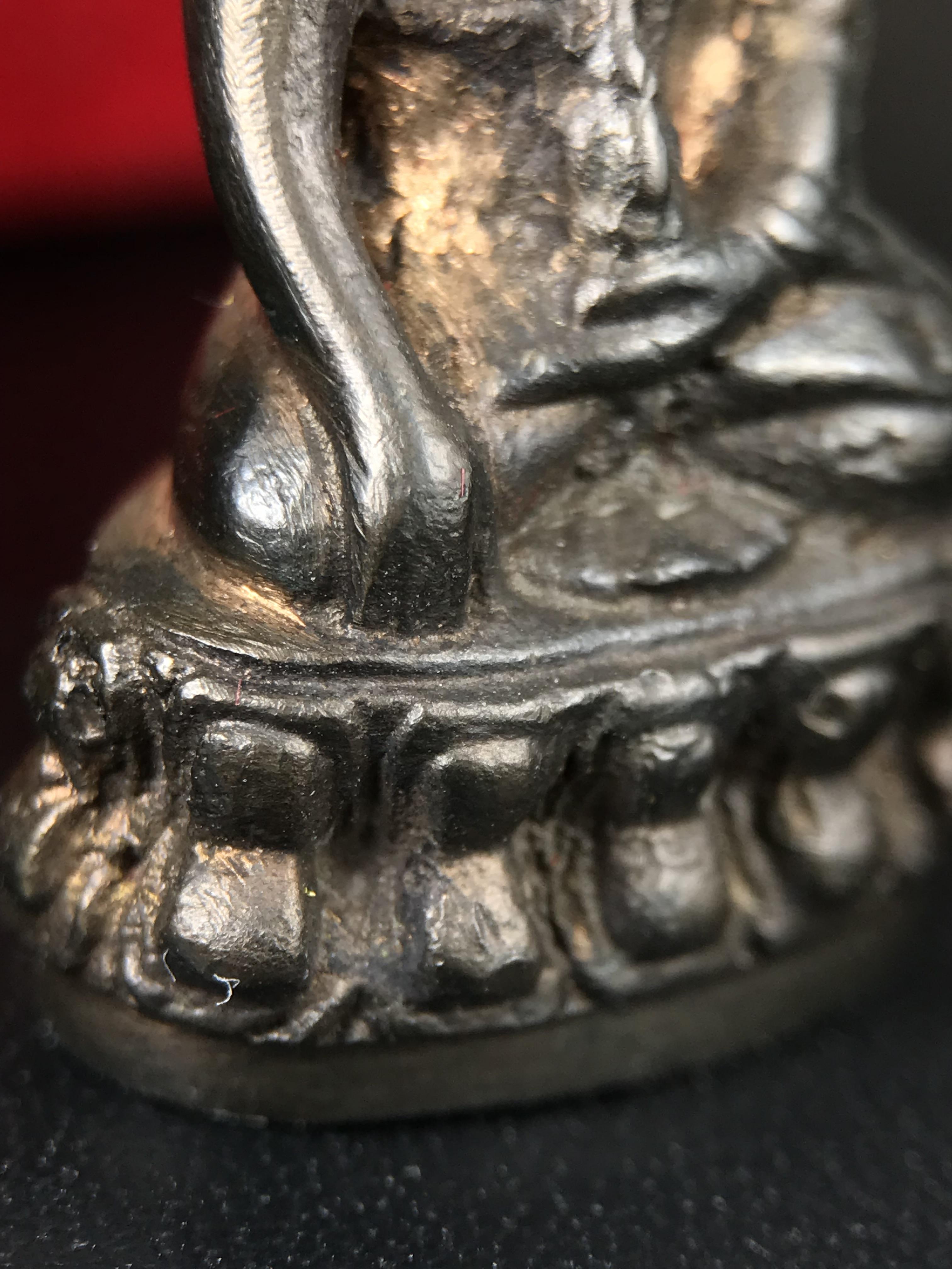 พระกริ่ง-พระชัยวัฒน์ ปวเรศ วัดบวรนิเวศวิหาร ปี 2530 พระบาทสมเด็จพระเจ้าอยู่หัวรัชกาลที่ 9 เจริญพระชนมพรรษา 5 รอบนักษัตริย์(ในหลวง ร.9 เสด็จเททอง)(บรรจุผงจิตรลดาเส้นเกศาในหลวงรัชกาลที่9)พร้อมสูจิบัตรเดิมตอนจัดสร้าง(สภาพสวยครบสมบูรณ์))พิธีใหญ่ รุ่นยอดนิยม