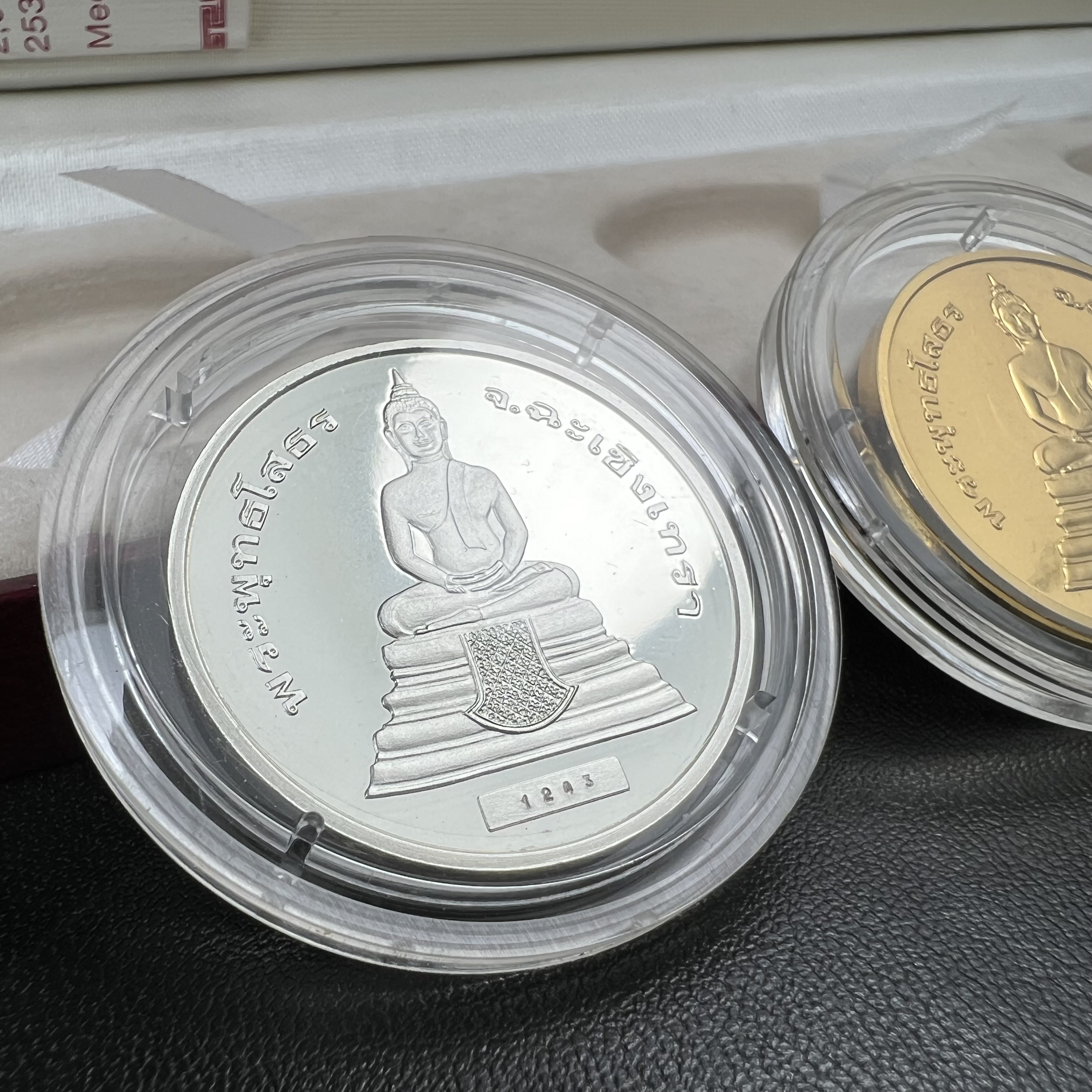 เหรียญพระพุทธโสธร-สมเด็จพระปิยมหาราช รุ่นกาญจนาภิเษก วัดสุทัศน์เทพวราราม ปี2538 ครบชุดสามกษัตริย์ 1 ชุดมี 3 เนื้อ (เงินขัดเงา+กะไหล่ทองขัดเงา+ทองแดงบริสุทธิ์ขัดเงา) ขนาด 27 มม. ครบชุดพิมพ์ใหญ่หมายเลขเดียวกันพร้อมกล่องและใบรับรองเดิม(1ใน 2000 ชุดหายาก)