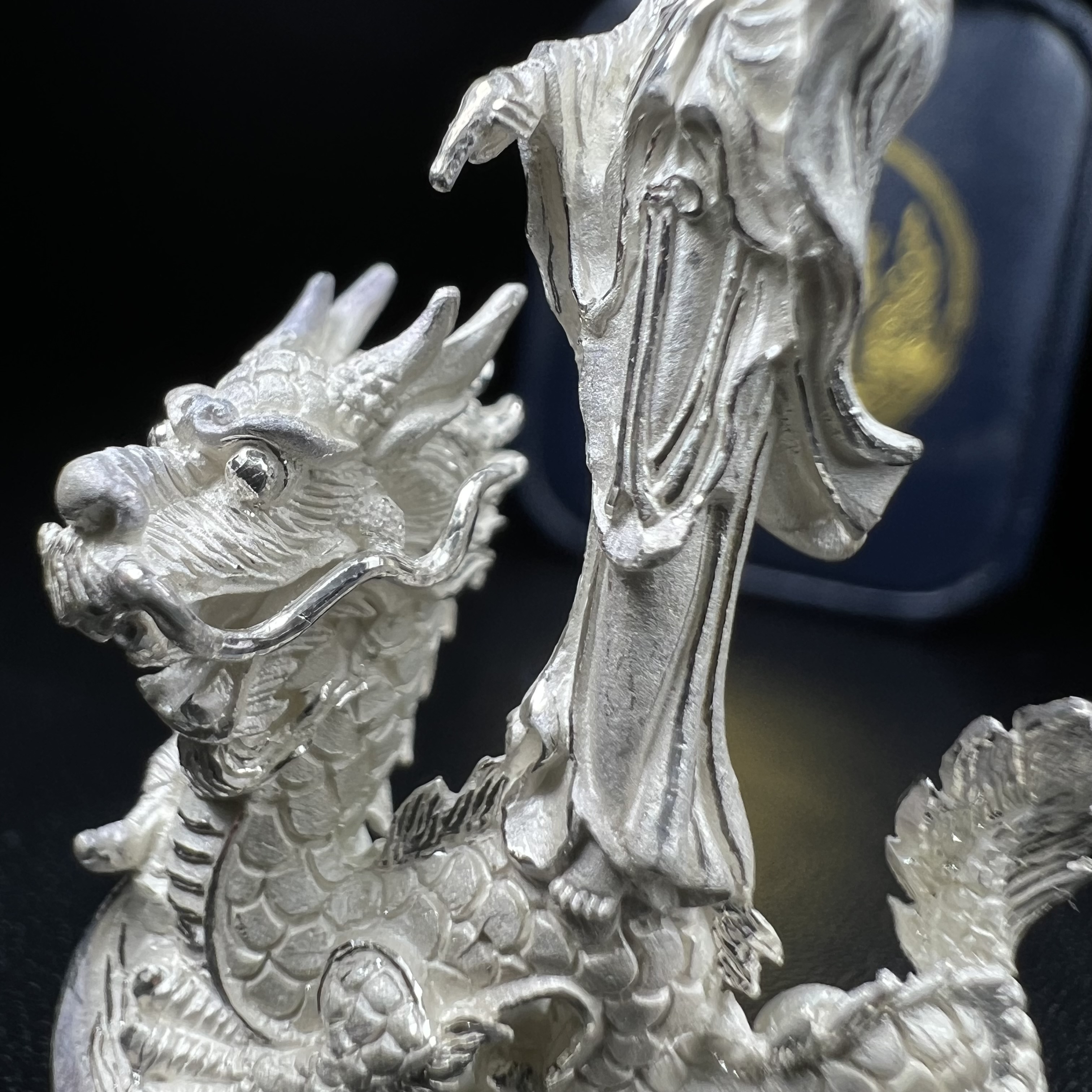 รูปหล่อลอยองค์พระโพธิสัตว์กวนอิม ทรงประทับมังกร จ.ระนอง เนื้อเงิน พิมพ์ใหญ่(สภาพผิว สวยงดงาม ทรงคุณค่า) เฉลิมฉลองในวโรกาสที่พระบาทสมเด็จพระเจ้าอยู่หัวทรงครองสิริราชสมบัติครบ 50 ปี จ.ระนอง พ.ศ.2539