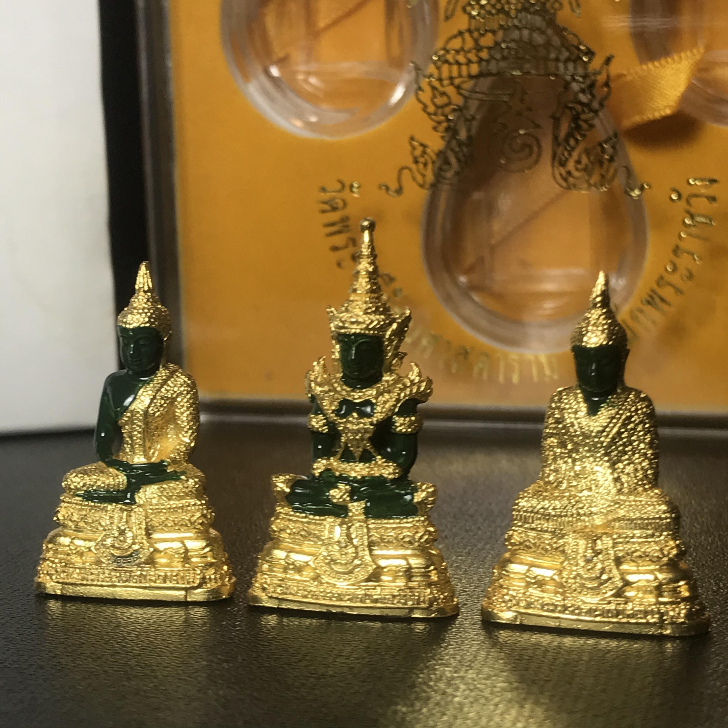 พระพุทธมหามณีรัตนปฏิมากร(พระแก้วมรกต) วัดพระศรีรัตนศาสดาราม สำนักพระราชวัง จัดสร้าง ชุด3 ฤดู ร้อน ฝน หนาว(บรรจุมวลสารใต้ฐาน)