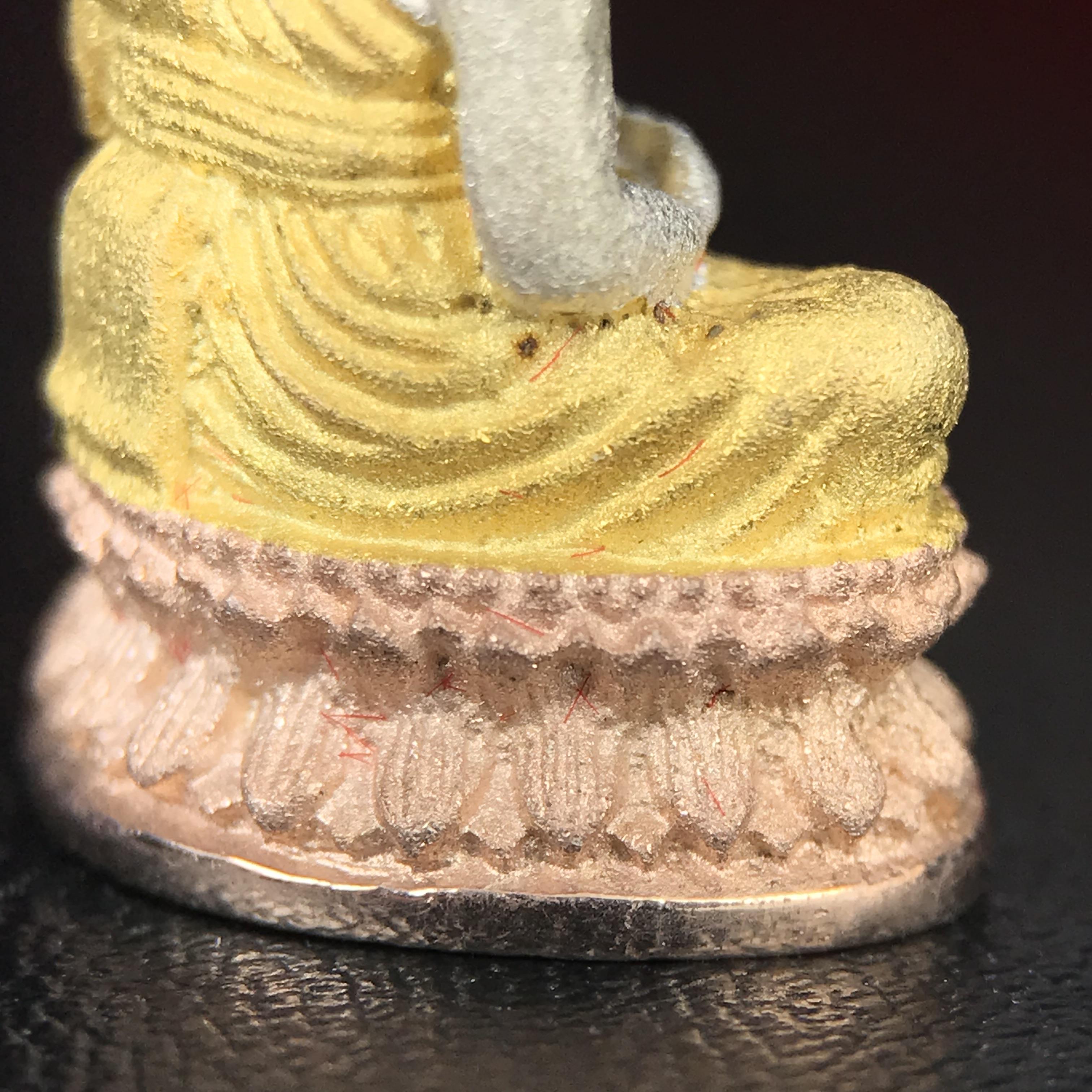 สมเด็จหลวงปู่ทวด วัดช้างให้ รุ่น เฉลิมพระเกียรติ ตราสัญลักษณ์ มวก. พิมพ์ลอยองค์เนื้อเงิน-สามกษัตริย์ ปี 2544 พิธีพุทธาภิเษกใหญ่ ณ อุโบสถวัดช้างให้และอุโบสถวัดพระศรีรัตนศาสดาราม ( วัดพระแก้ว )โดยนิมนต์เกจิชื่อดังสายใต้ทั้งหมดจำนวน 108 รูป