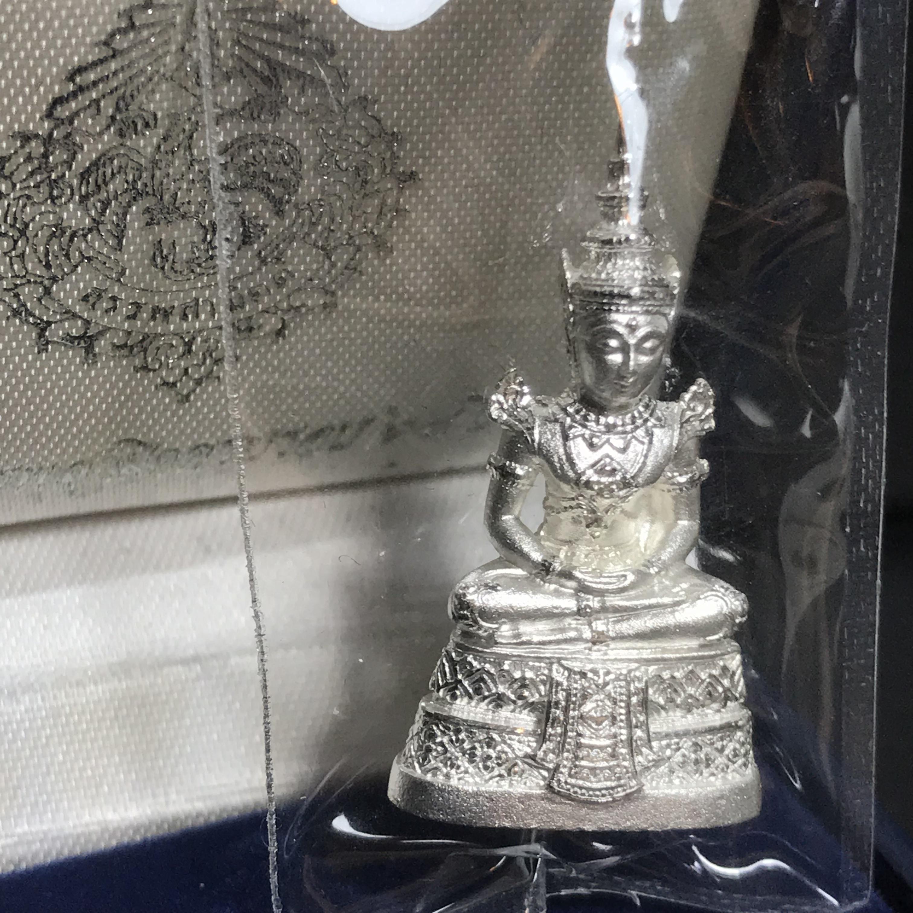 พระแก้วมรกต เนื้อเงินทรายนวลขัดเงา กรมสรรพสามิตจัดสร้างขึ้นเนื่องในโอกาสครบรอบ 64 ปีของกรมสรรพสามิต และเนื่องในวโรกาสที่พระบาทสมเด็จพระเจ้าอยู่หัวทรงครองราชย์ครบ 50 ปีในปีกาญจนาภิเษก เมื่อ พ.ศ.2539(คัดสภาพและเลขสวย)