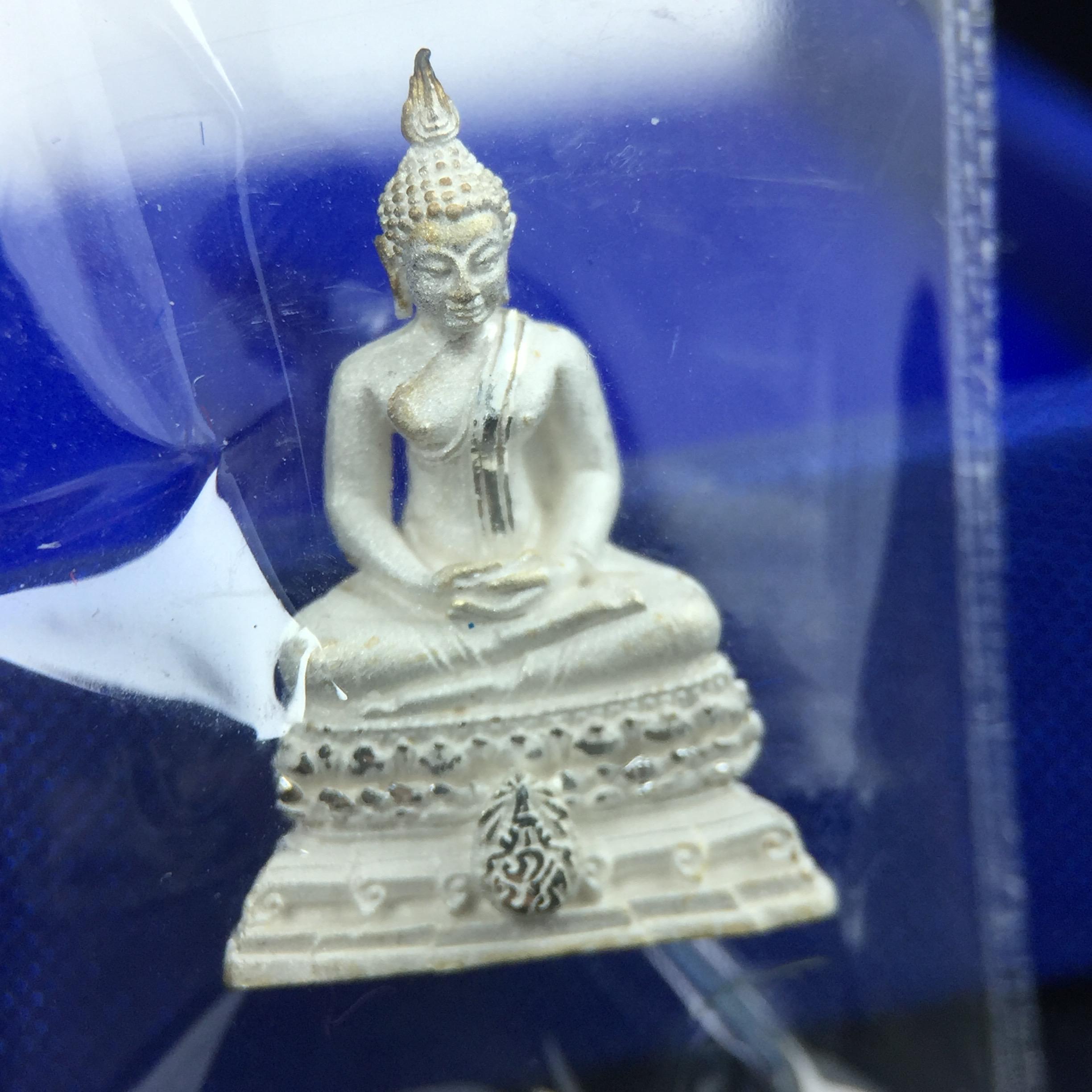 พระชัยวัฒน์พุทธสิหิงค์ ภปร. รุ่นสร้างหอพระธรรมศาสตร์ ปี2542 เนื้อเงิน(ผิวเดิม ซีนซองเดิม กล่องครบสวยสมบูรณ์) มหาพิธี 3วาระอันยิ่งใหญ่(ตอกโค๊ตและหมายเลข)1ใน 10000 องค์