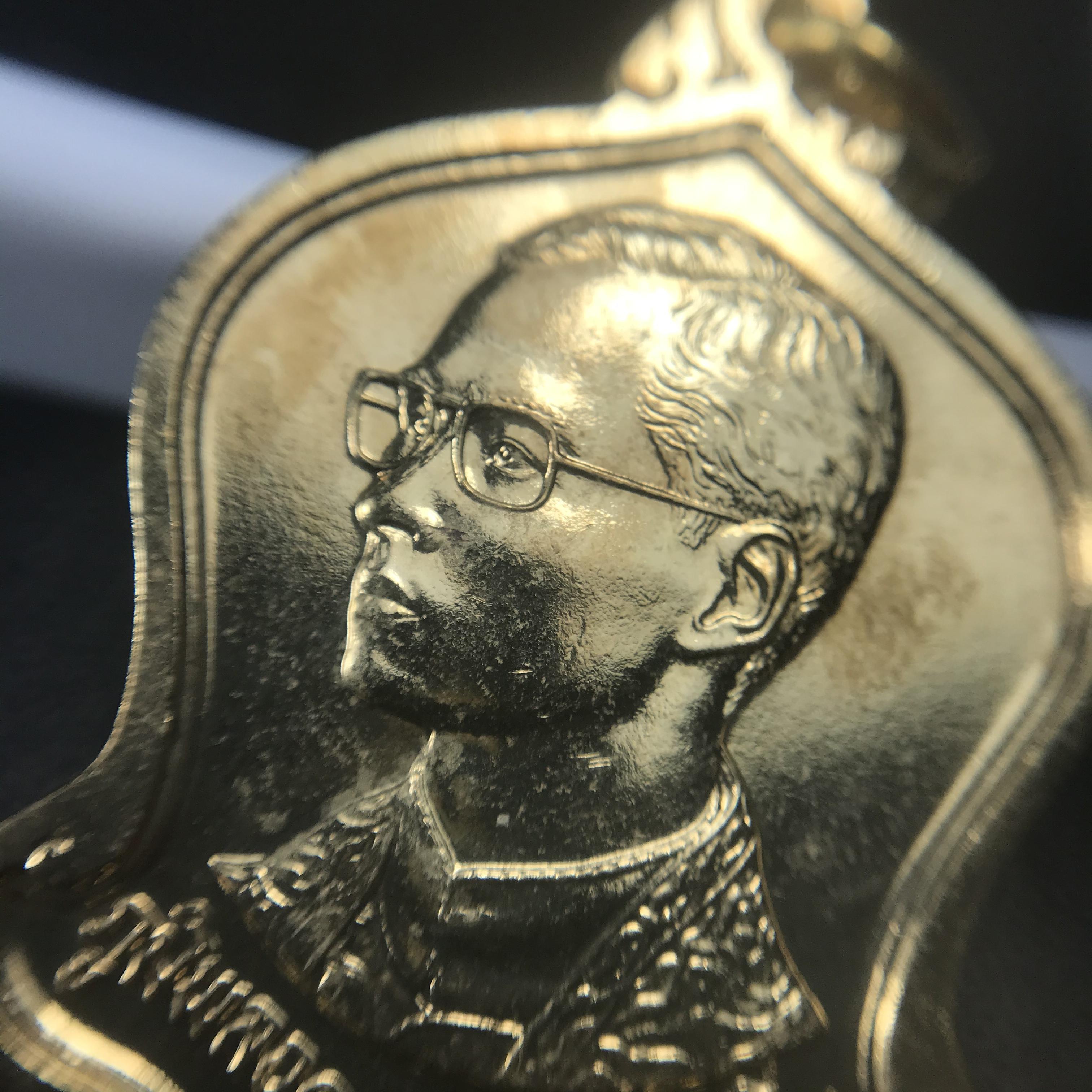 เหรียญเสมาที่ระลึกมหามงคลเฉลิมพระชนมพรรษา 5 รอบ ปี2530 เนื้อบรอนซ์กะไหล่ทอง(ทรงเสมาระฆังคว่ำ)