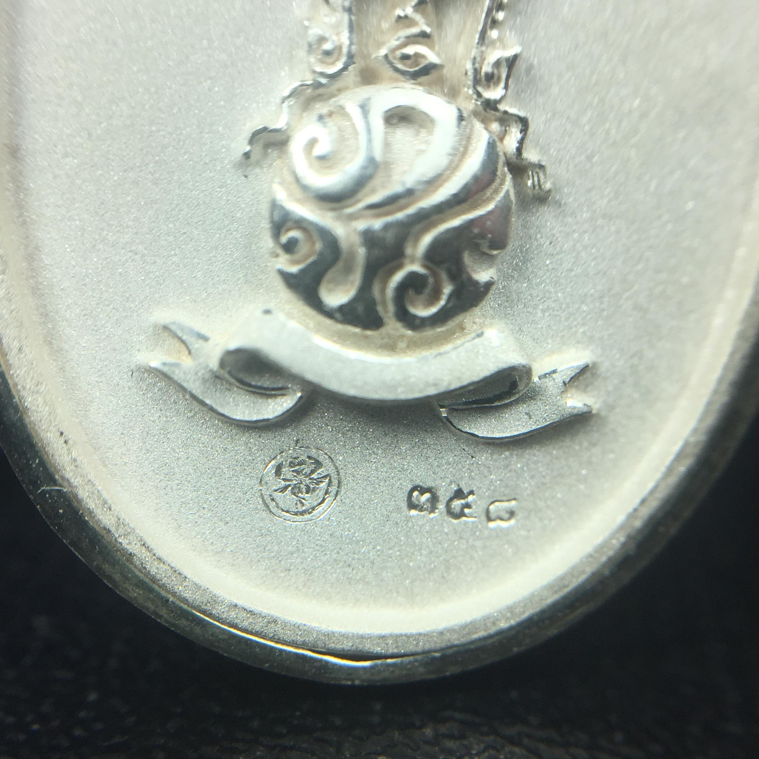 พระแก้วมรกต ภปร. ปี2547 จัดสร้างโดย รพ.ภูมิพลฯ เนื้อเงิน เหรียญทรงกลมรี(1ใน3000องค์)