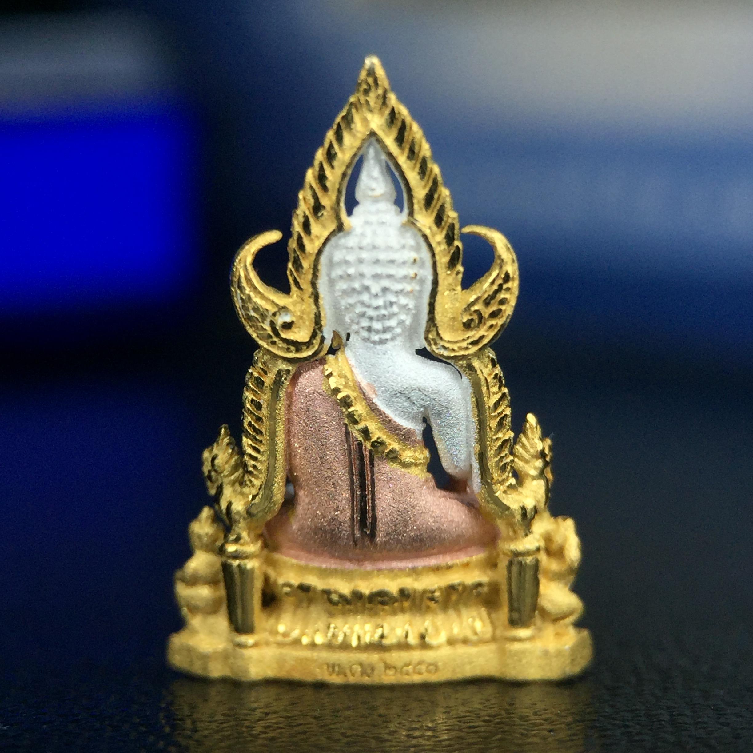 พระพุทธชินราช ภปร. โครงการ เพราะแผ่นดินนี้คือแผ่นดินเกิด เนื้อเงินชุบสามกษัตริย์ ปี2551 ขนาดหน้าตัก1/4นิ้ว (สวยงามทรงคุณค่า อีกหนึ่งรุ่นยอดนิยมหายาก) (สภาพคัดสวย กล่องบรรจุเดิมครบ)