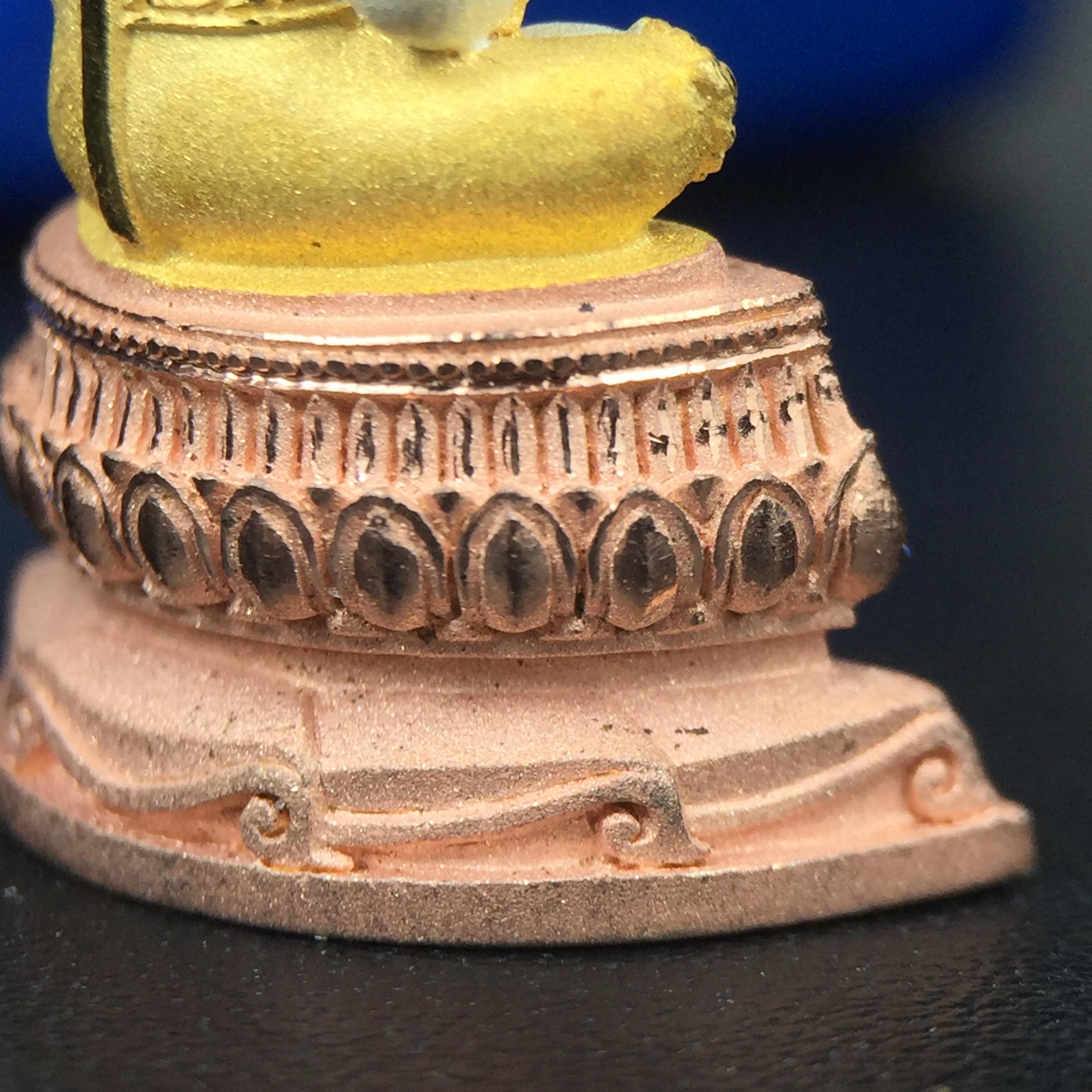 พระแก้วมรกต(จำลอง)ลอยองค์ ขนาดหน้าตัก 1/2 นิ้ว ทรงเครื่องฤดูร้อน เนื้อเงินสามกษัตริย์ ตราสัญลักษณ์ฉลองสิริราชสมบัติ ครบ 60 ปี พ.ศ.2549(สภาพสวย ครบ สมบูรณ์)