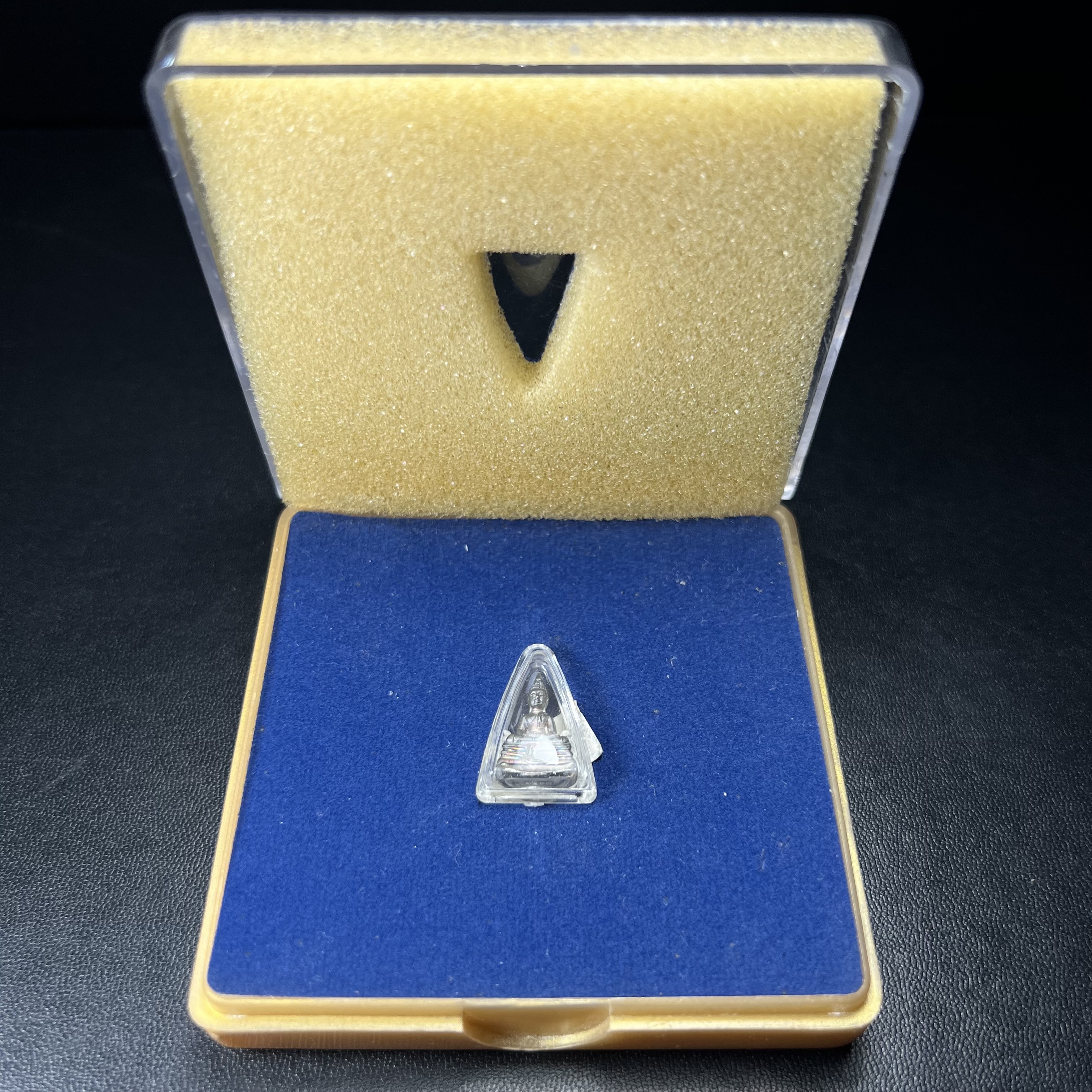 พระพุทธโสธร คุ้มเกล้าฯ ภปร.(ใต้ร่มพระบารมี คุ้มเกล้า) 60ปี รพ.ภูมิพลฯ พ.ศ.2552 เนื้อเงิน ชุบทองคำขาว(พิมพ์เล็กขนาด 11.5*10.5 มม.)เนื้อเงินผิวเดิมกลับดำขึ้นสีรุ้งเข้มขลังงดงามธรรมชาติสร้างสรรค์ สภาพสวยเดิมพร้อมกล่องบรรจุเดิม ตอกโค๊ดหมายเลขกำกับ