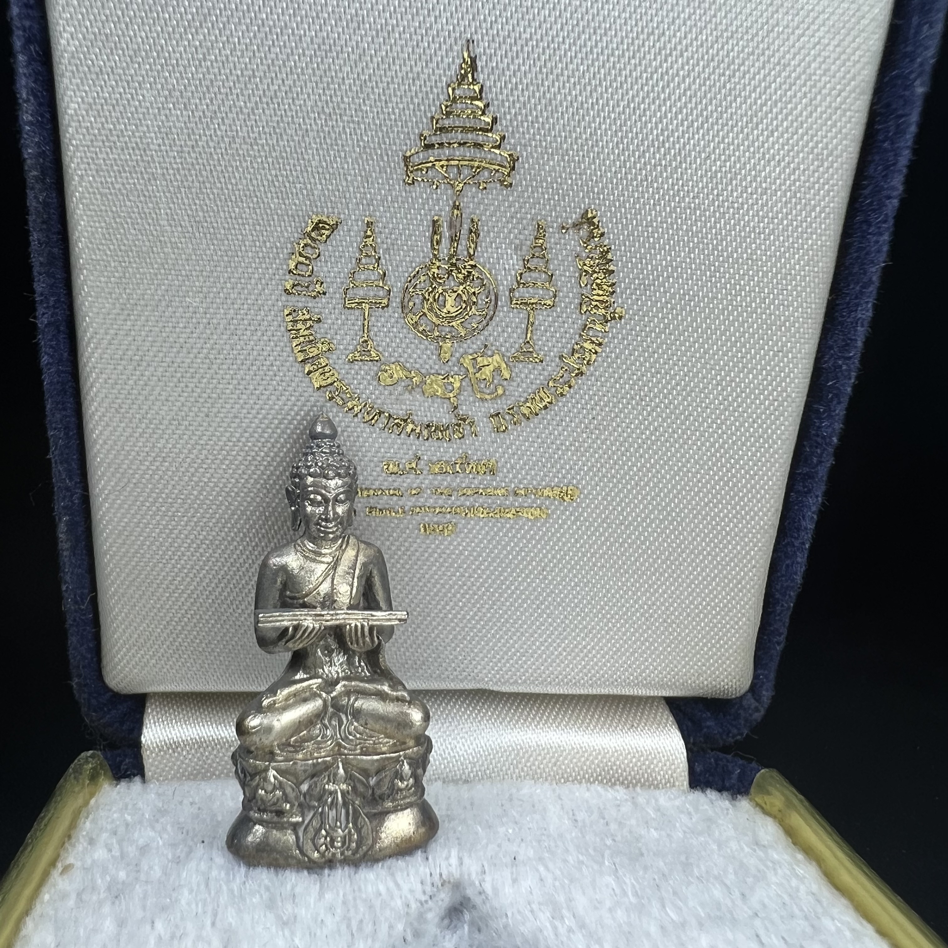 พระกริ่งปรมานุชิตชิโนรส วัดพระเชตุพนวิมลมังคลาราม(วัดโพธิ์) ปี2533 เนื้อเงิน ( ในหลวงรัชกาลที่9เสด็จเททอง)พิธีใหญ่ งดงามด้วยพุทธศิลป์เปี่ยมด้วยพุทธคุณ อีกหนึ่งรุ่นที่แนะนำสะสมบูชา