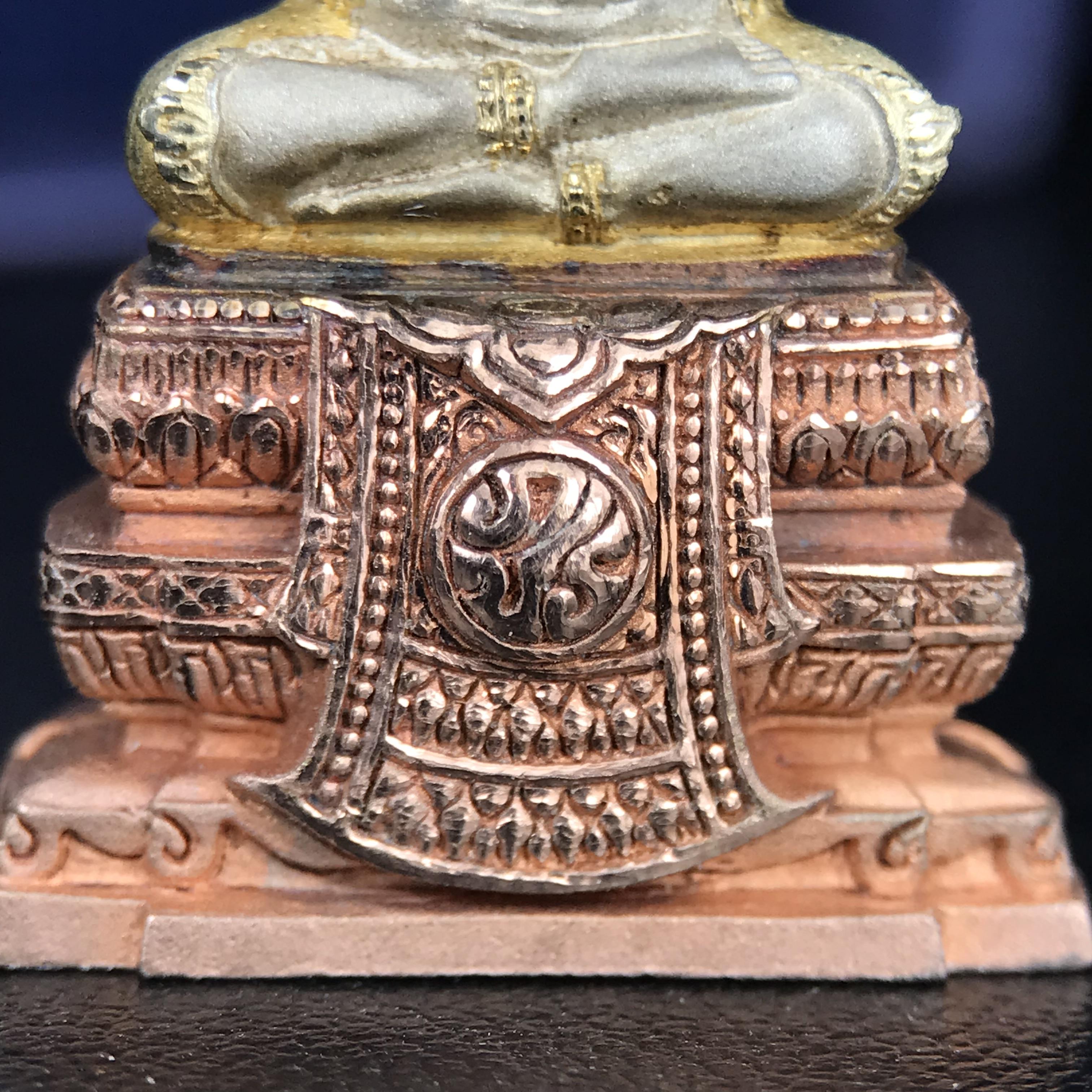 พระแก้วมรกต ภปร. ปี 2547 จัดสร้างโดยโรงพยาบาลภูมิพลอดุลยเดช เนื้อเงิน(3 กษัตริย์) ลอยองค์ หน้าตัก 1/2 นิ้ว สูง 3.7 ซม.พิธีมหามังคาภิเษก ณ พระอุโบสถวัดพระศรีรัตนศาสดาราม(วัดพระแก้ว) งดงามทรงคุณค่าอีกหนึ่งรุ่นยอดนิยม หายาก(องค์หมายเลข ๑๔๑๖)