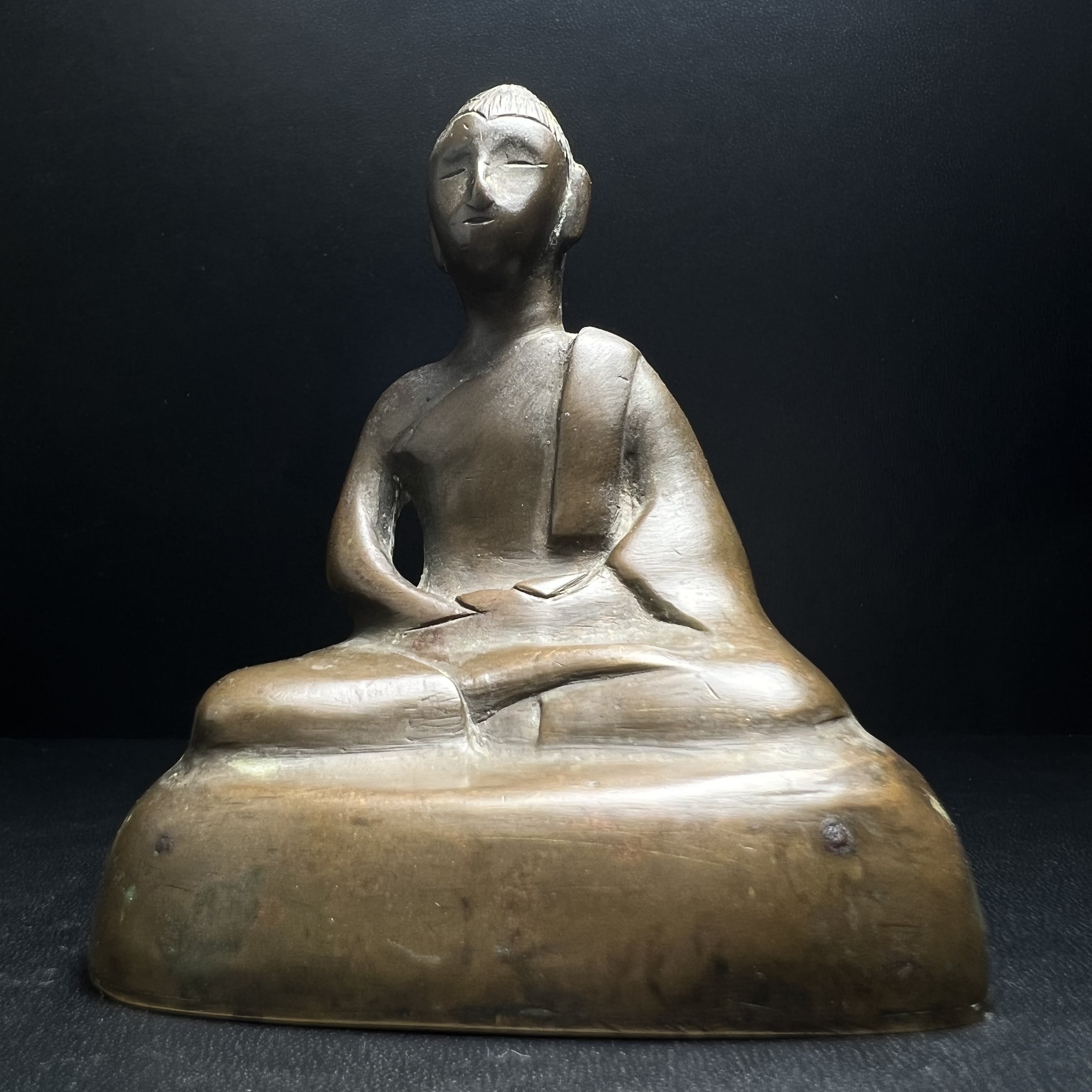 พระพุทธรูปฝีพระหัตถ์สมเด็จย่า ขนาดบูชาหน้าตัก 2 นิ้ว จัดสร้างขึ้นเนื่องในวาระครบ 6 รอบ เมื่อวันที่21 ตุลาคม พ.ศ.2515 (ในหลวงรัชกาลที่ 9 เสด็จพระราชดำเนินทรงเททอง)พิธีปลุกเสกยิ่งใหญ่ เกจิ 108 รูป ร่วมปลุกเสก หายากพบเจอน้อยมาก