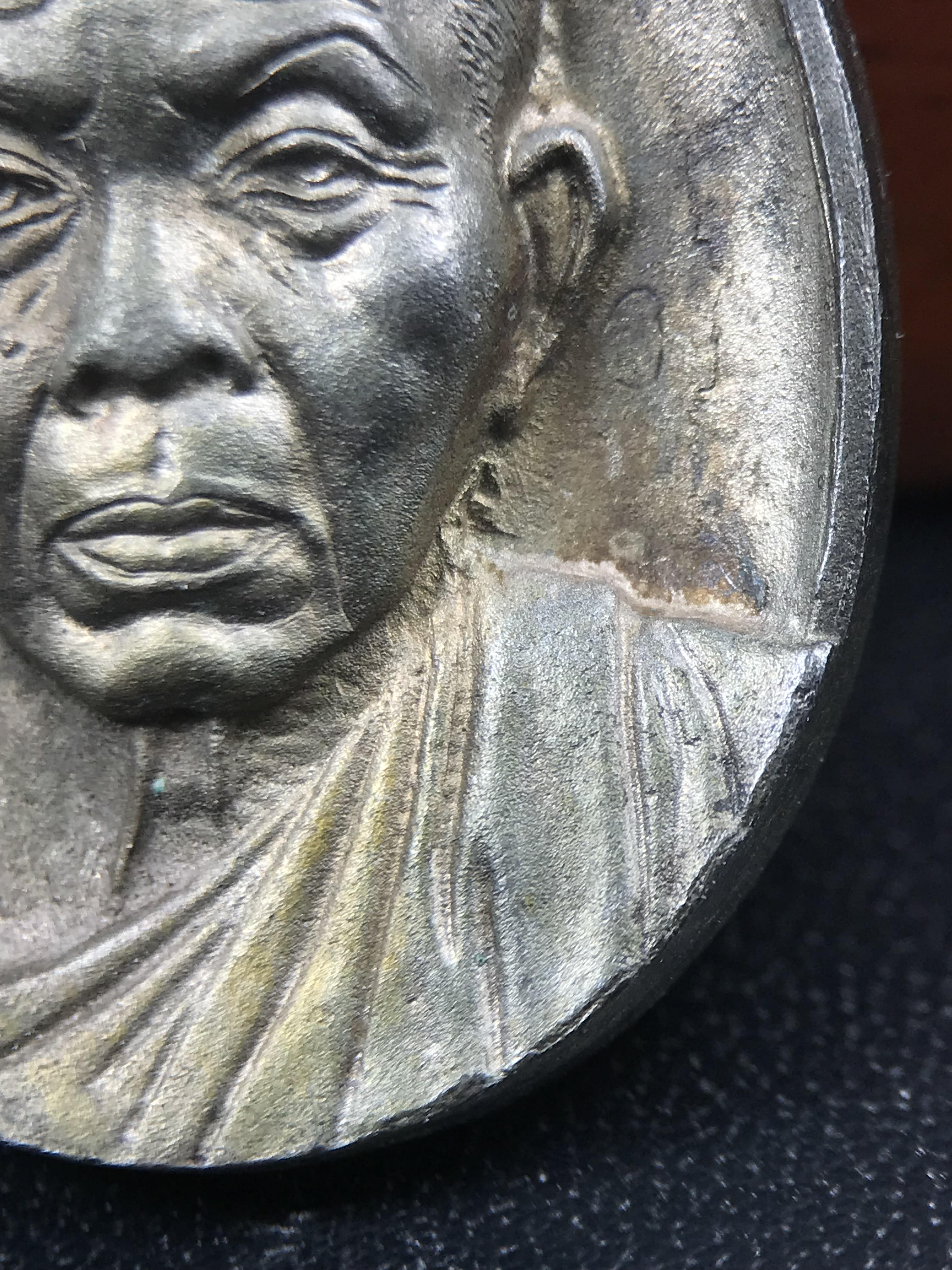 เหรียญรูปเหมือนพระญาณวิทยาคมเถร (หลวงพ่อคูณ ปริสุทโธ)ชุดกาญจนาภิเษกครองราชย์ครบ 50 ปี วัดบวรนิเวศวิหาร ปี 2538 เหรียญหล่อเนื้อนวโลหะ(พิเศษกรรมการมีรอยจาร ตอกโค๊ดหมายเลข ๓๒๗)(หายากพบเจอน้อยมาก)(พร้อมกล่องบรรจุเดิมลายไม้สีน้ำตาลมีตรากาญจนา) พิธีใหญ่