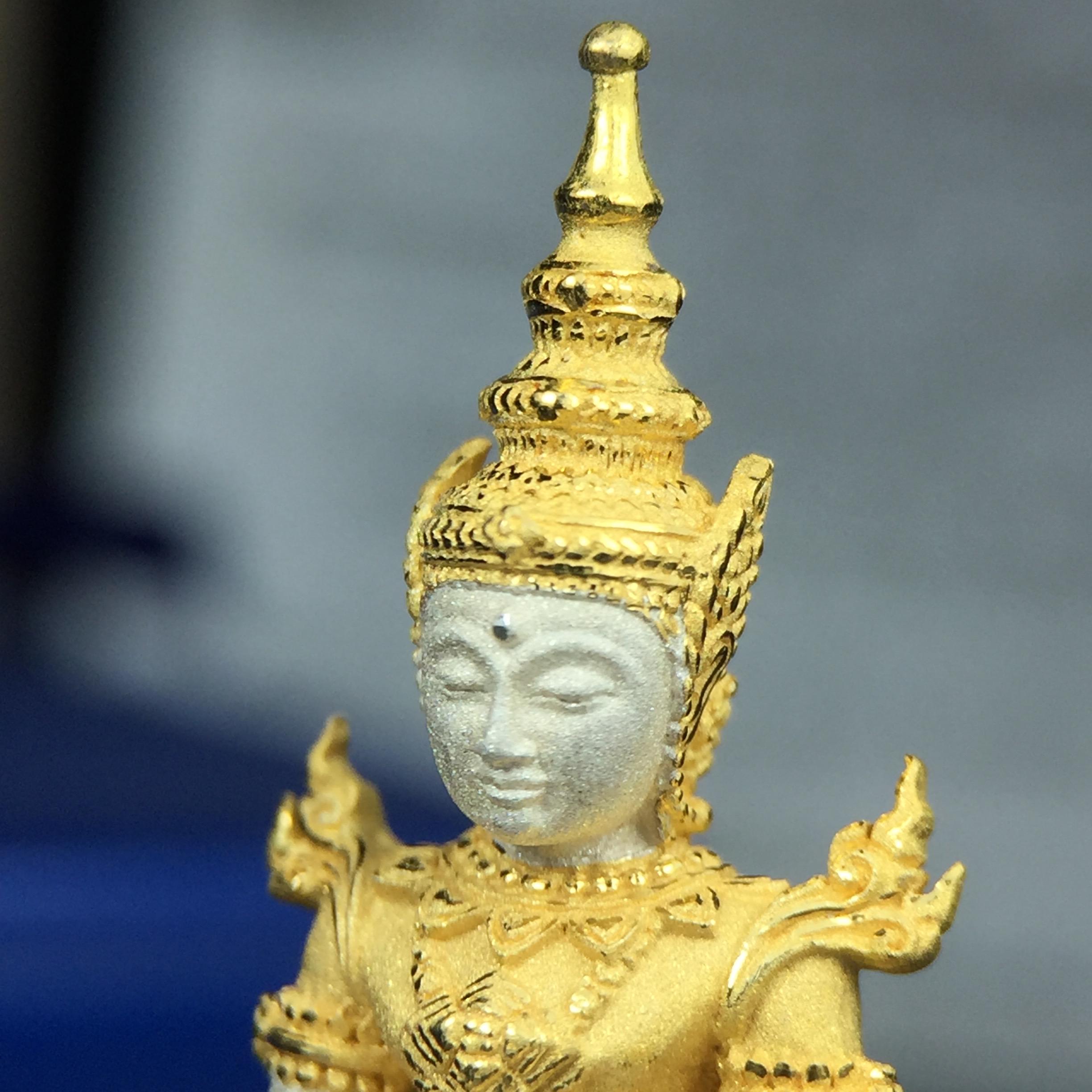 พระแก้วมรกต(จำลอง)ลอยองค์ ขนาดหน้าตัก 1/2 นิ้ว ทรงเครื่องฤดูร้อน เนื้อเงินสามกษัตริย์ ตราสัญลักษณ์ฉลองสิริราชสมบัติ ครบ 60 ปี พ.ศ.2549(สภาพสวย ครบ สมบูรณ์)