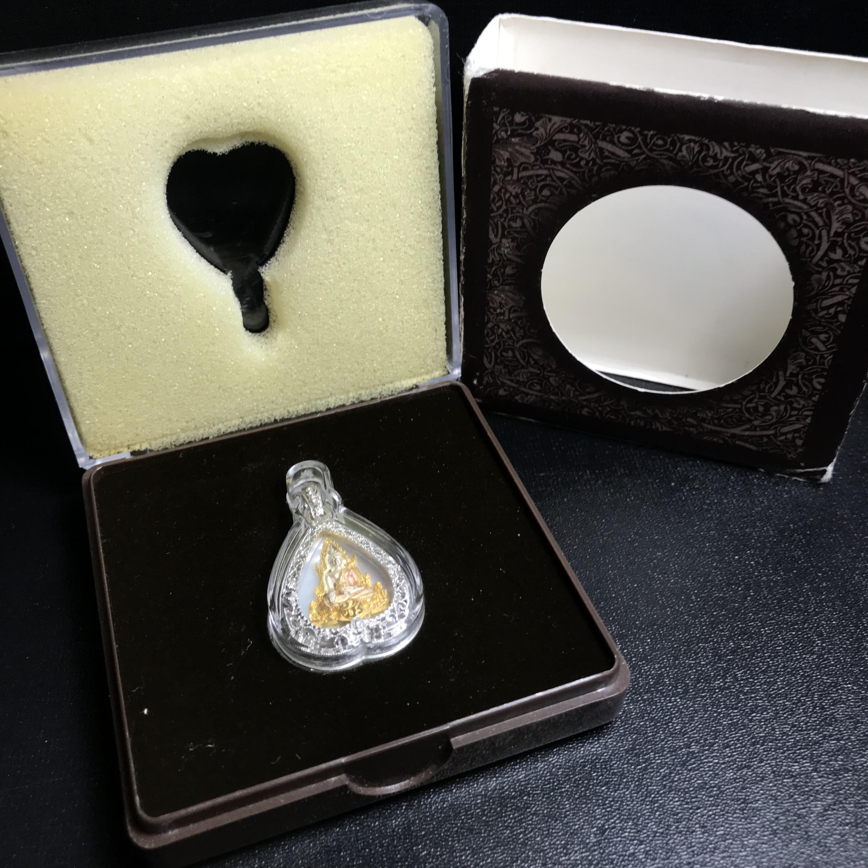 พระพุทธชินราช ภปร. โครงการ "เพราะแผ่นดินนี้ คือ แผ่นดินเกิด" ปี2548(รุ่นแรก) เหรียญทรงใบโพธิ์ ขนาด 21 x 29 มม. เนื้อเงินสามกษัตริย์