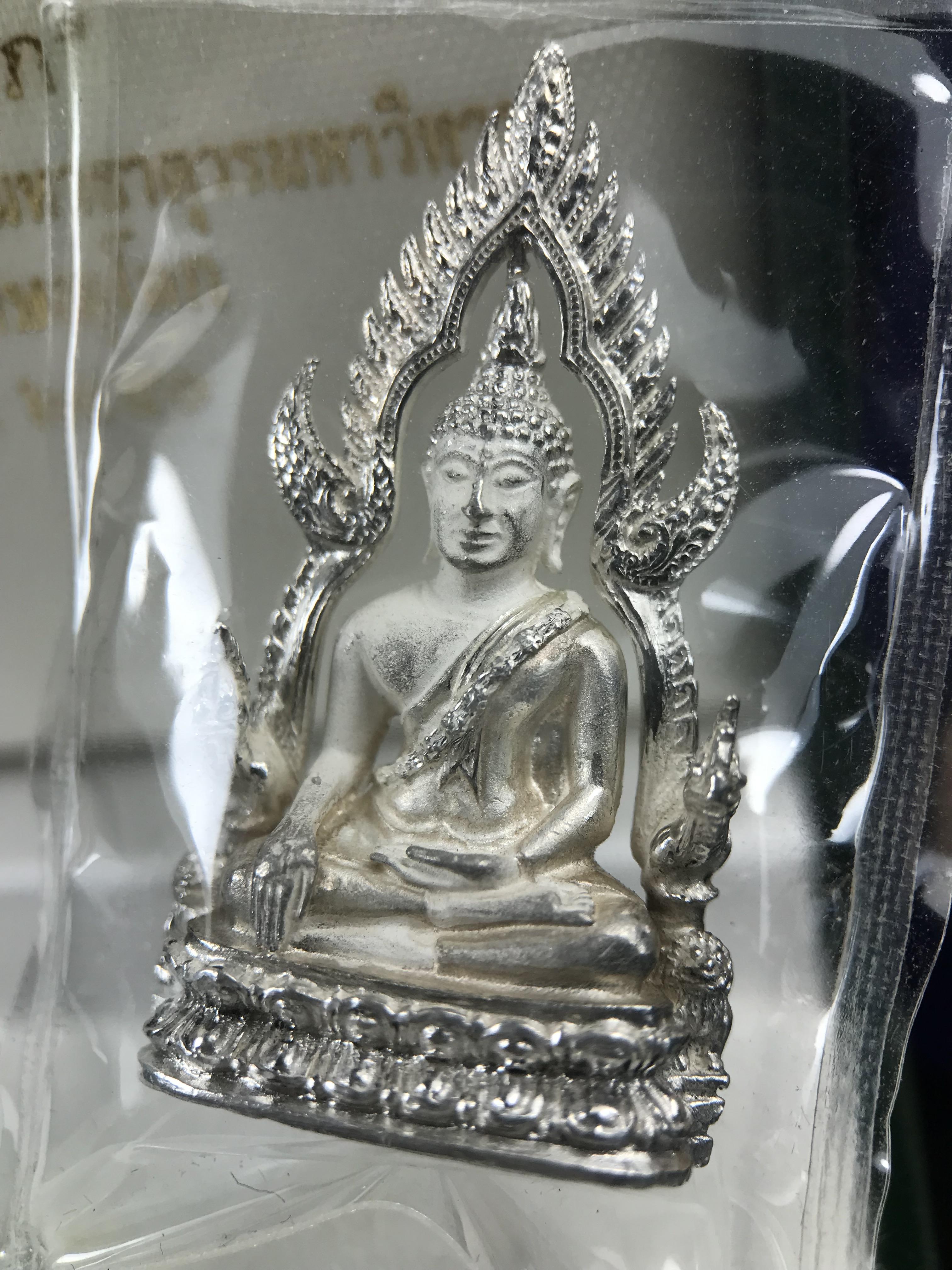 พระพุทธชินราช รุ่นมหาลาภ พิธีพุทธาภิเษกวัดพระศรีรัตนมหาธาตุวรมหาวิหาร จ.พิษณุโลก ปี 2540 เนื้อเงินบริสุทธิ์ 99.9% (นวลเงา)(สภาพผิวเดิมซีนซองเดิม พร้อมกล่องบรรจุเดิมและการ์ดใบรับรองครบสมบูรณ์ (องค์หมายเลข ๑๑๗๓๓)