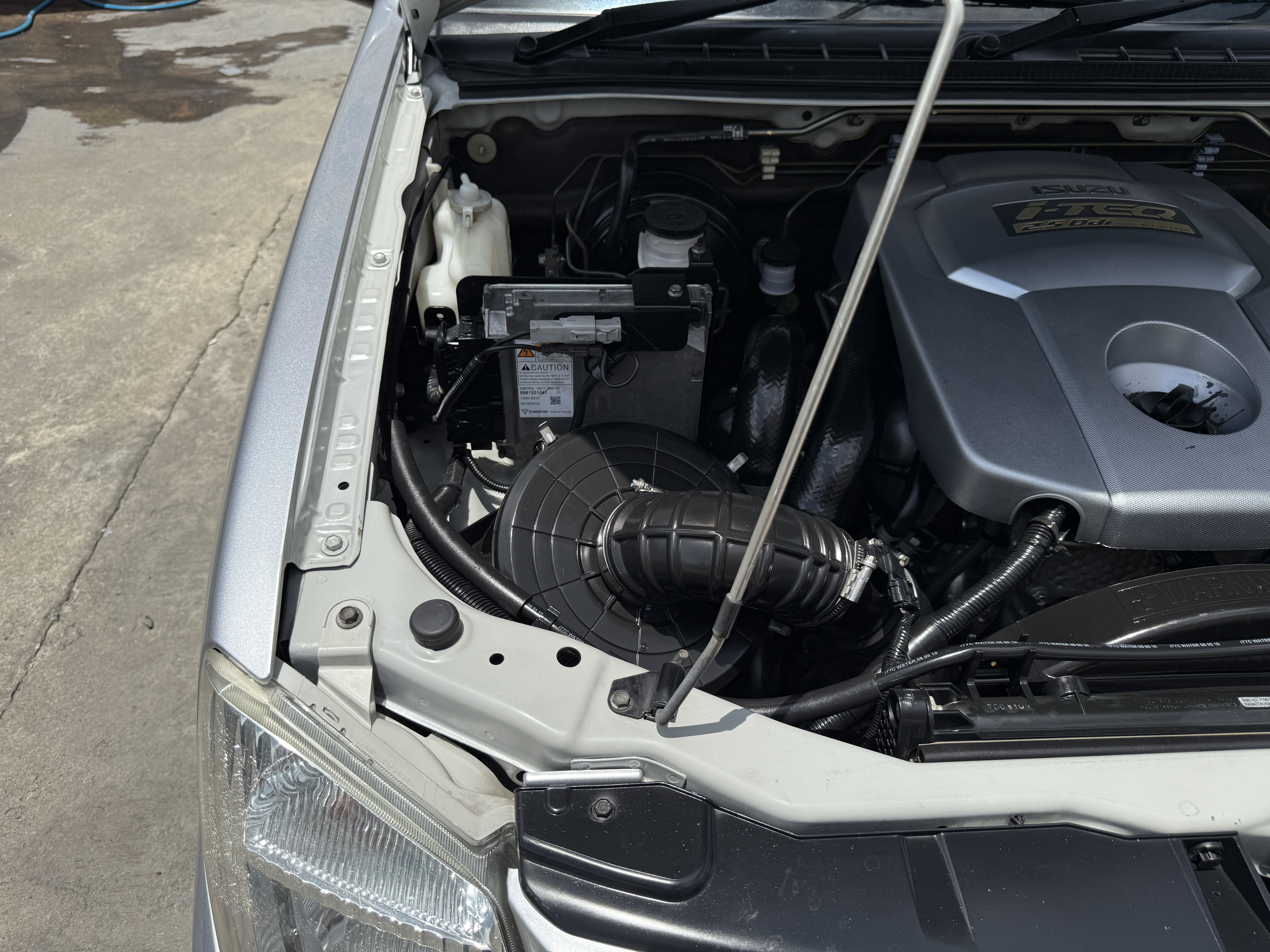 Isuzu Dmax 4ประตู SX 2.5 2010 เงิน