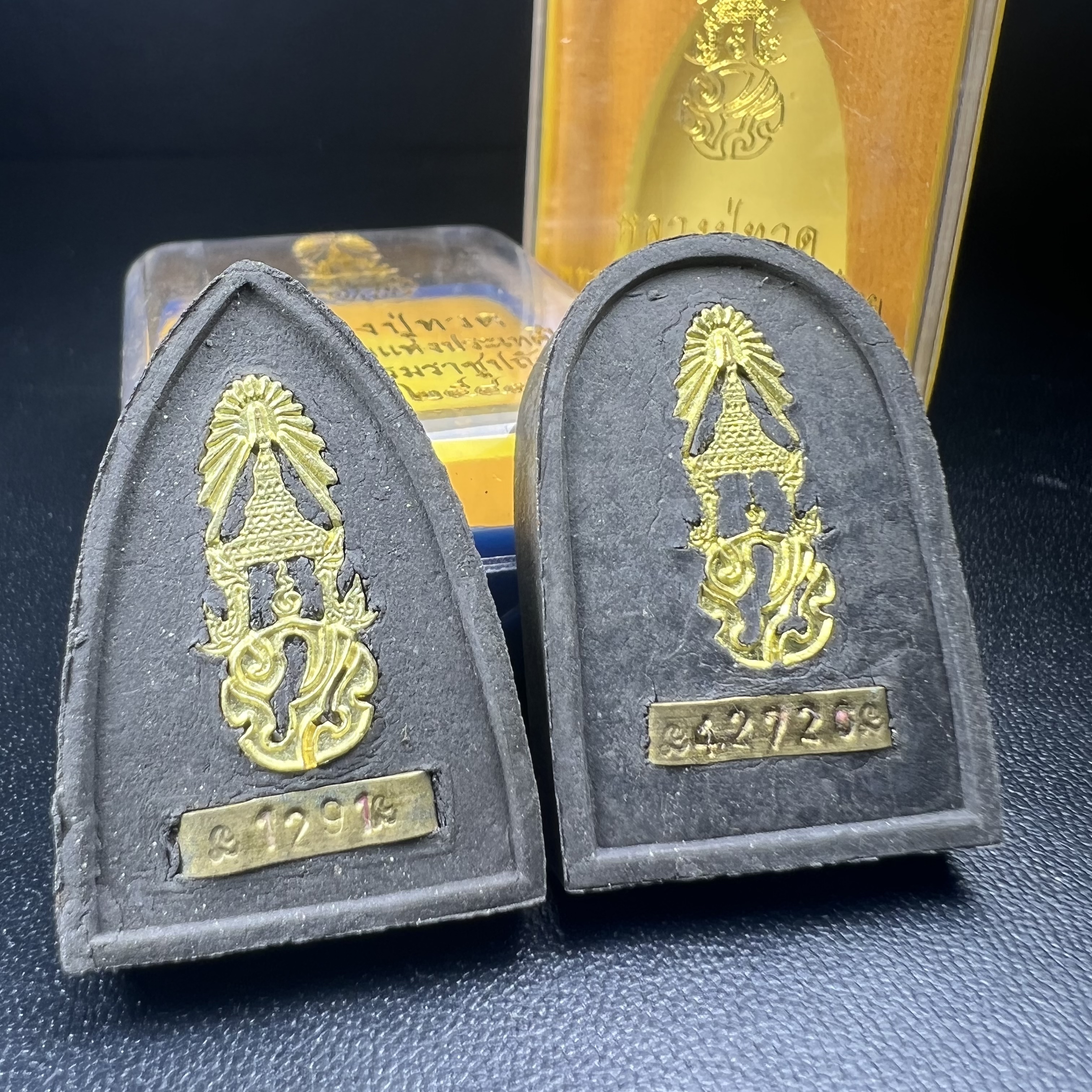 พระหลวงปู่ทวด ภปร.ปี2547 เนื้อว่าน ทรงกลีบบัว (พิมพ์เตารีด)+ทรงกลีบขนุน (พิมพ์พระรอด) (ชนวนเก่า)ด้านหลังมี ภ.ป.ร. เป็นโลหะผสม สูง 3.3 ซม. พร้อมกล่องบรรจุเดิม พิธีใหญ่ มวลสารดี ปลุกเสกวัดพระแก้ว(1ชุด รวม2องค์)