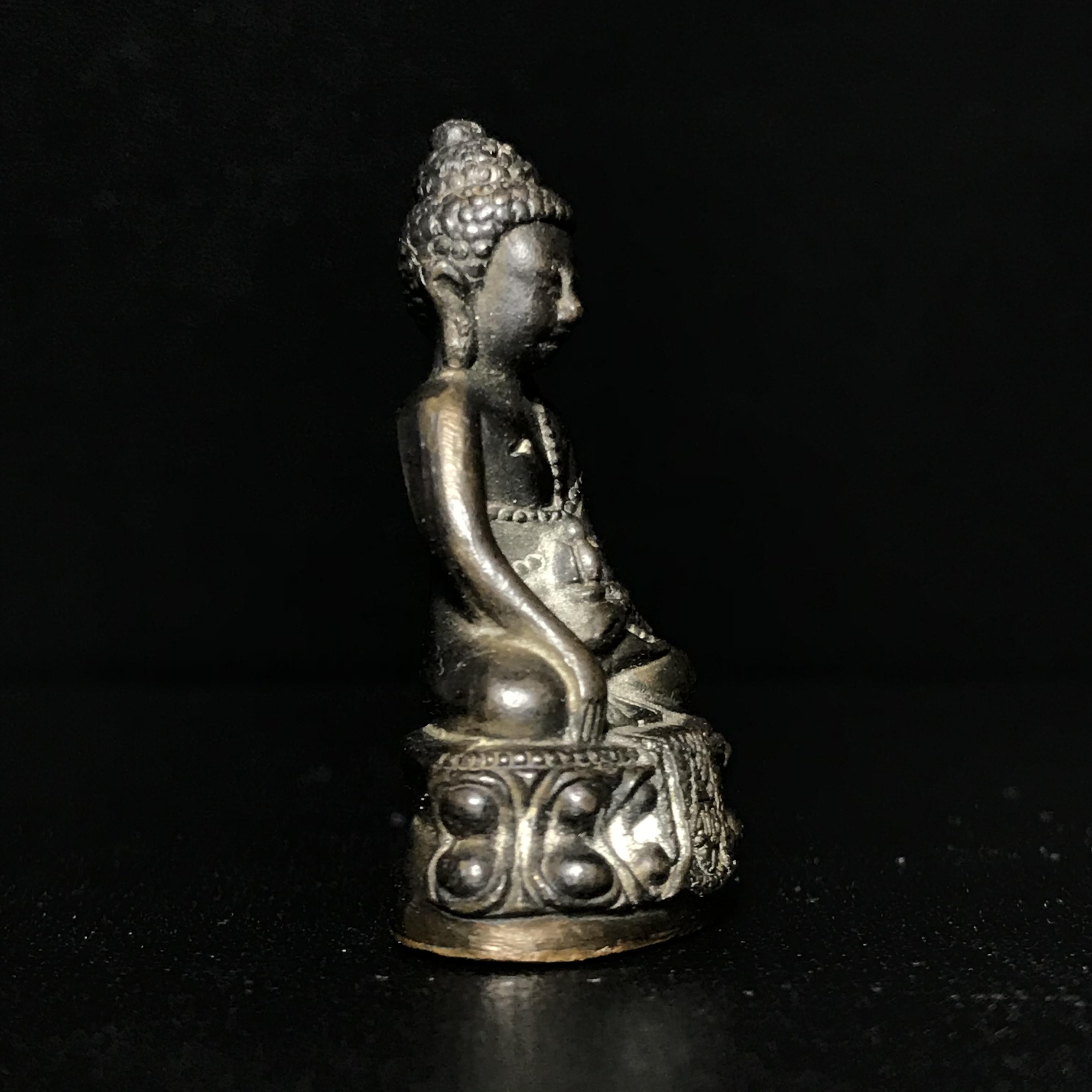 พระกริ่งอากาศมงคล (พระกริ่งนายเรืออากาศ) ที่ระลึก ครบรอบ 25 ปี โรงเรียนนายเรืออากาศ พระปรมาภิไธย ย่อ มวก. ที่ฐานผ้าทิพย์ ปี2521 เนื้อนวโลหะ(พระกริ่งยอดนิยมของชาว ทอ.)(1ใน 2521 องค์)