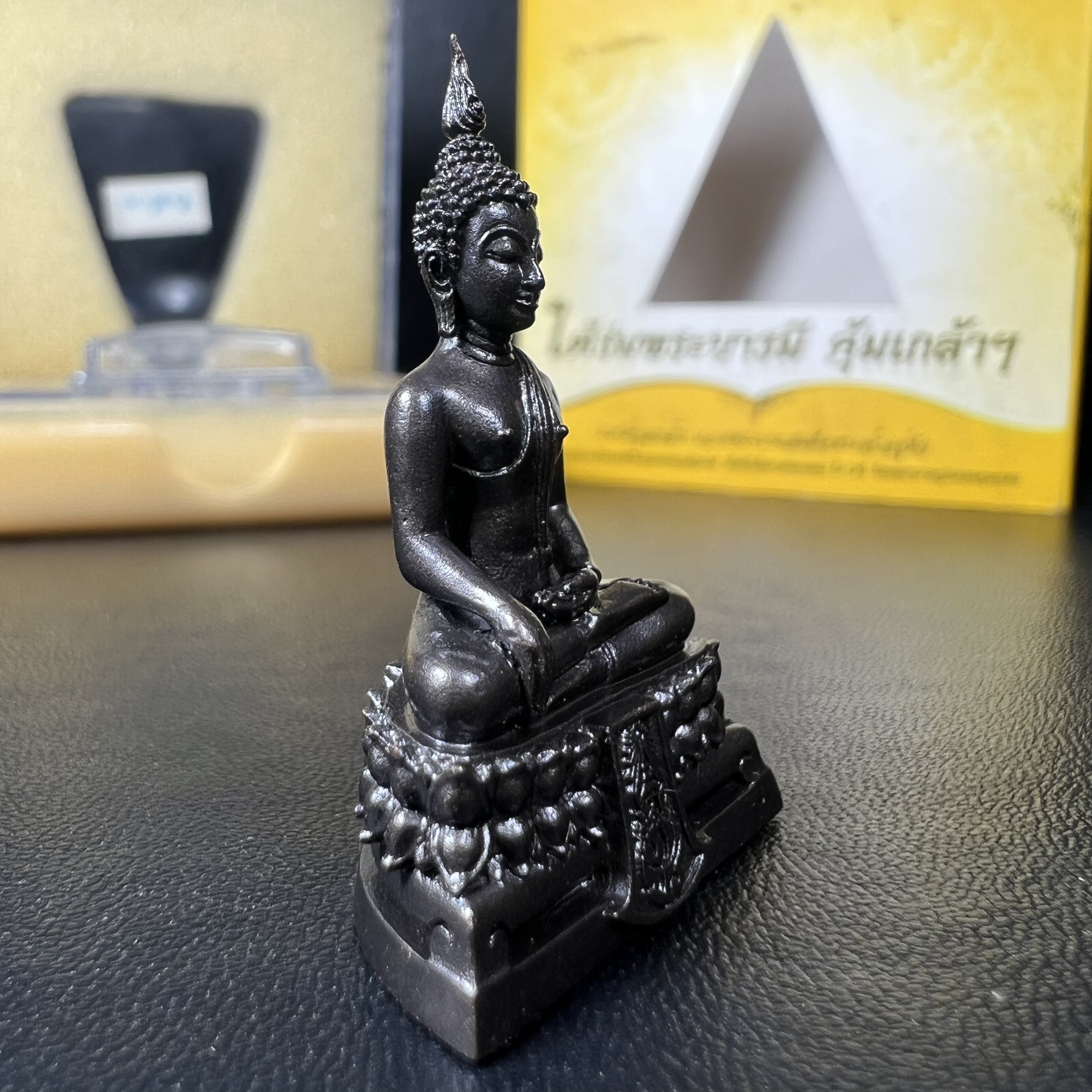 พระพุทธรูปคุ้มเกล้าฯ ภปร.(ใต้ร่มพระบารมี คุ้มเกล้า) 60ปี รพ.ภูมิพลฯ พ.ศ.2552 เนื้อนวโลหะ รมดำ(พิมพ์ใหญ่ขนาด 35.5*24 มม.)