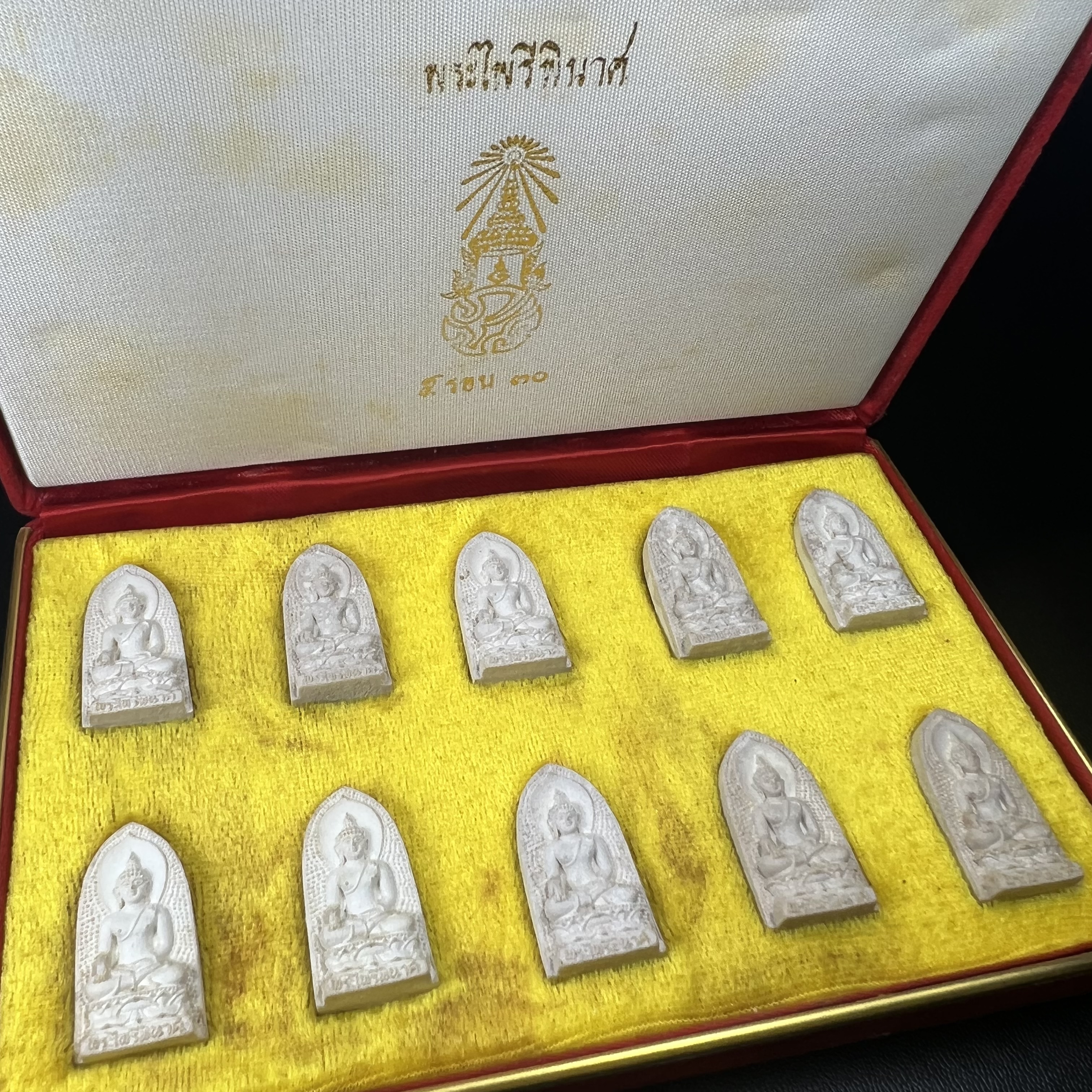 พระไพรีพินาศ ภปร. ครบ 5 รอบ ร.9 ปี 2530(เนื้อผงพิมพ์ใหญ่) ชุดกรรมการ บรรจุจำนวน 10 องค์ ในกล่อง ตราสัญลักษณ์ ภปร.(ในหลวงรัชกาลที่9เสด็จในพิธีเจิมพระสุหร่าย)พระดี พิธีใหญ่ ประกอบพิธีพุทธาภิเษกพร้อมกับพิธีพระกริ่งปวเรศ ปี2530 วัดบวรนิเวศวิหาร(1 ใน 15 ชุด)