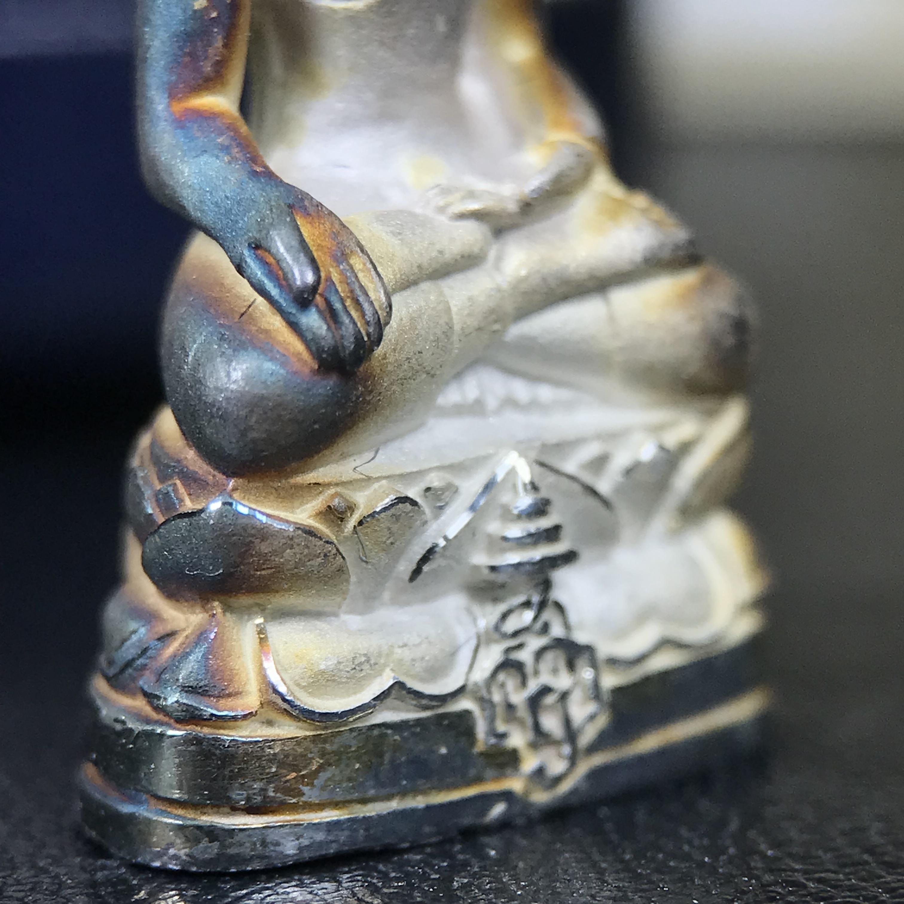 พระกริ่งไพรีพินาศ ญสส.มูลนิธิพิทักษ์ดวงตาประชาชน ฉลองศิริราชสมบัติครองราชย์ 50 ปี รัชกาลที่ 9 เนื้อเงินบริสุทธิ์ 99.9% (เนื้อเงินผิวเดิมติดรุ้งๆสวยเดิม)ขนาดสูง 2.8 ซม. พร้อมกล่องบรรจุเดิมและการ์ดใบรับรองเดิมครบสมบูรณ์(องค์หมายเลข ๒๓๒๗)