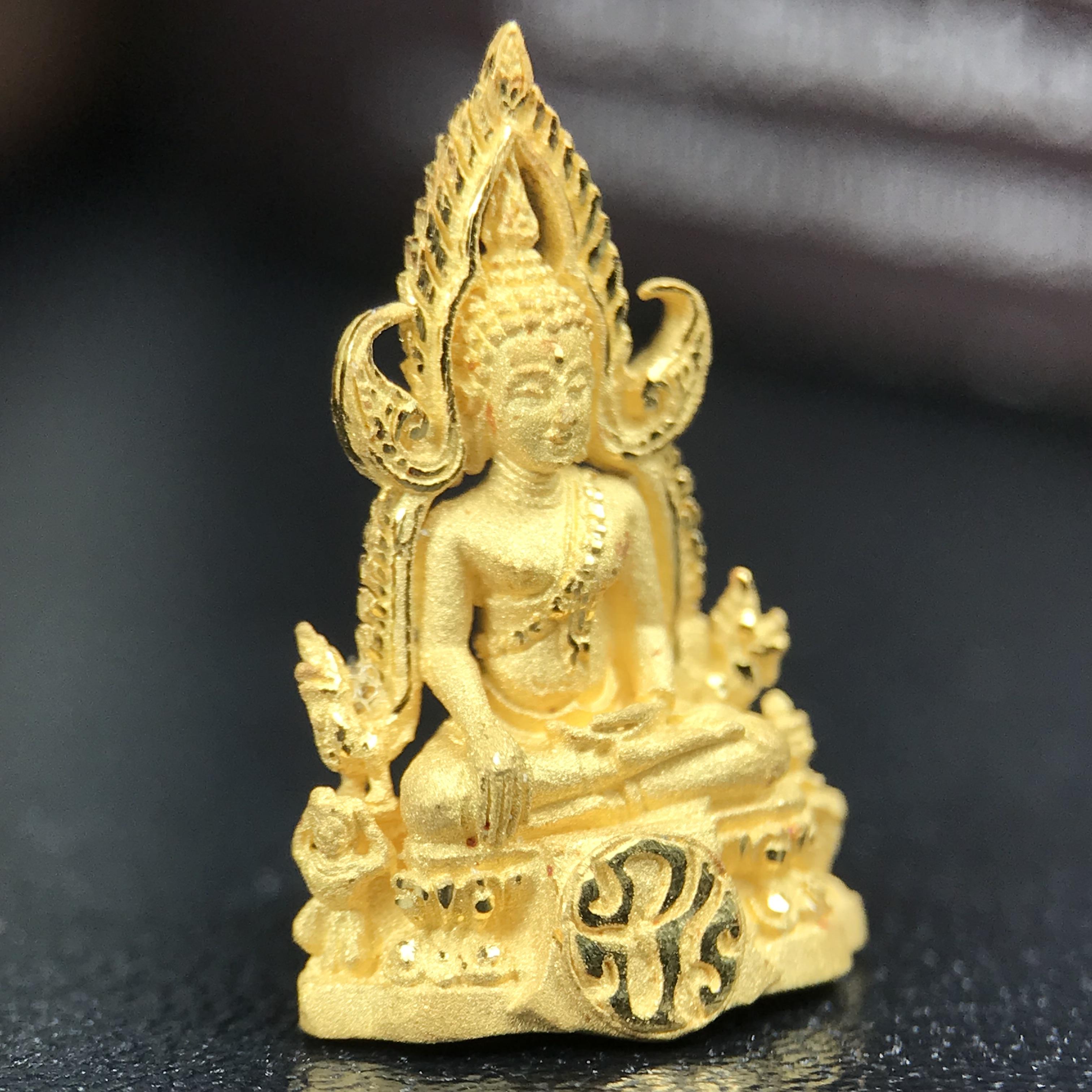 พระพุทธชินราช ภปร. โครงการ "เพราะแผ่นดินนี้ คือ แผ่นดินเกิด" ปี 2548(รุ่นแรก) ลอยองค์เนื้อทองคำบริสุทธิ์ 96.5% (น้ำหนัก 2.5 กรัม) หน้าตัก 1/4 นิ้ว (ขนาด 1.6 x1.1 ซม.) พุทธศิลป์งดงามทรงคุณค่า รุ่นยอดนิยม