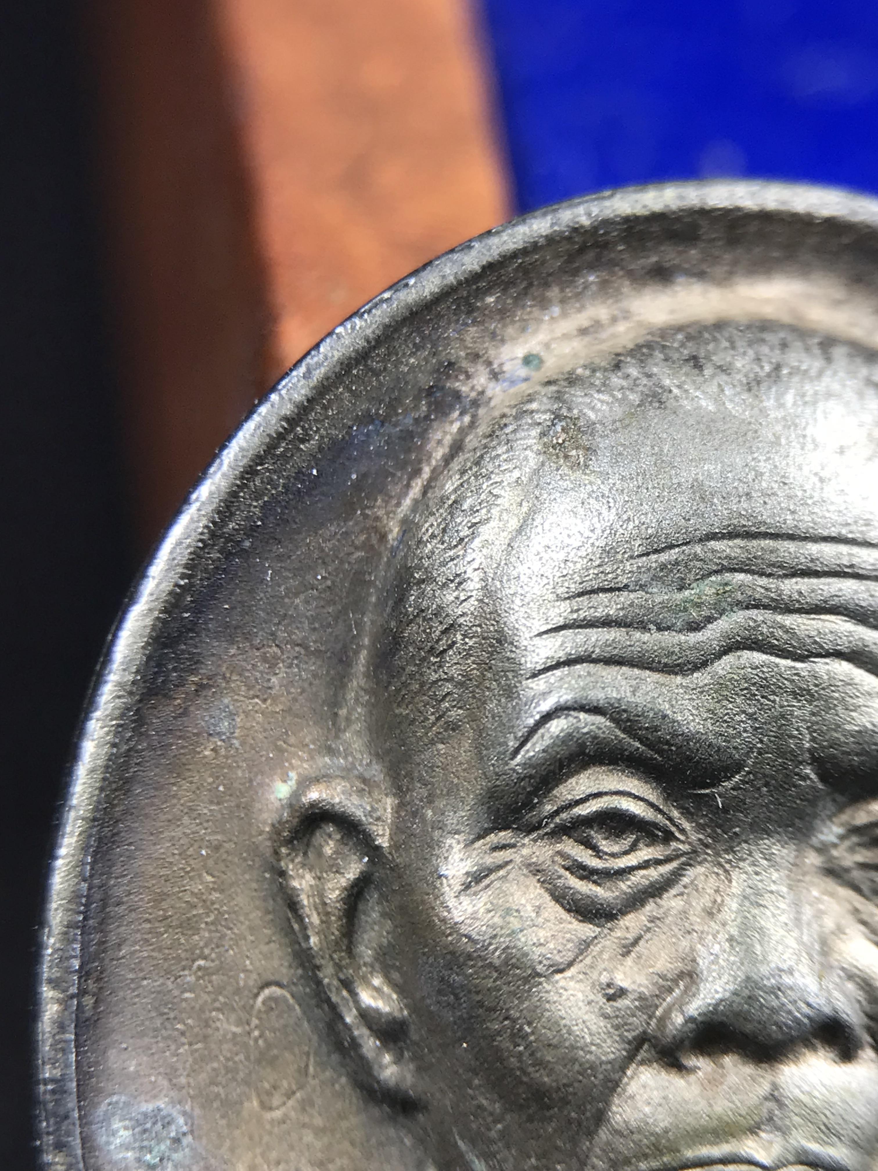 เหรียญรูปเหมือนพระญาณวิทยาคมเถร (หลวงพ่อคูณ ปริสุทโธ)ชุดกาญจนาภิเษกครองราชย์ครบ 50 ปี วัดบวรนิเวศวิหาร ปี 2538 เหรียญหล่อเนื้อนวโลหะ(พิเศษกรรมการมีรอยจาร ตอกโค๊ดหมายเลข ๓๒๗)(หายากพบเจอน้อยมาก)(พร้อมกล่องบรรจุเดิมลายไม้สีน้ำตาลมีตรากาญจนา) พิธีใหญ่