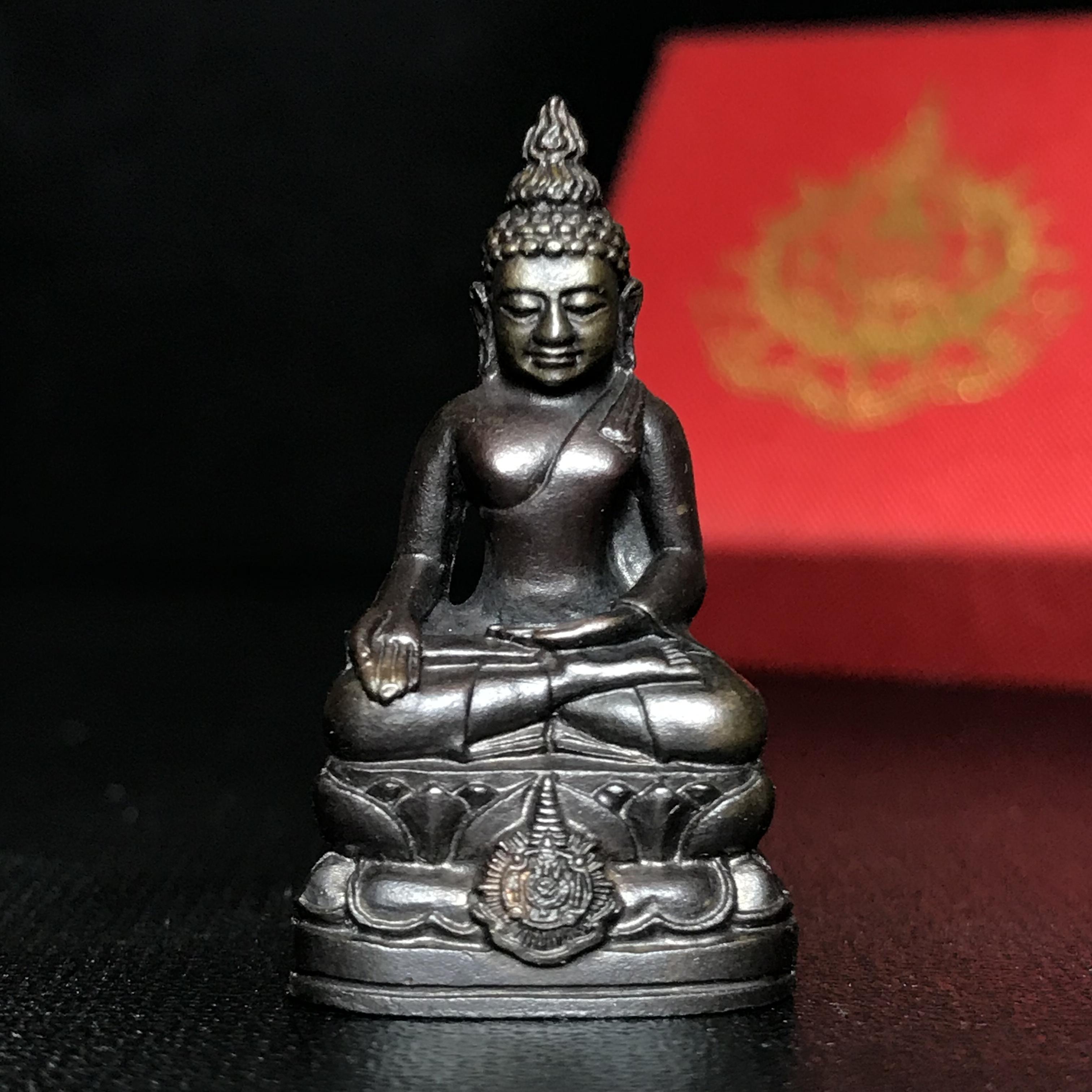 พระกริ่งไพรีพินาศ เฉลิมพระเกียรติ พระบาทสมเด็จพระเจ้าอยู่หัวรัชกาลที่9 พระชนมพรรษา 6 รอบ ปี2542เนื้อนวโลหะผสมทองคำ(บรรจุเหล็กไหล)ดีนอก-ดีใน