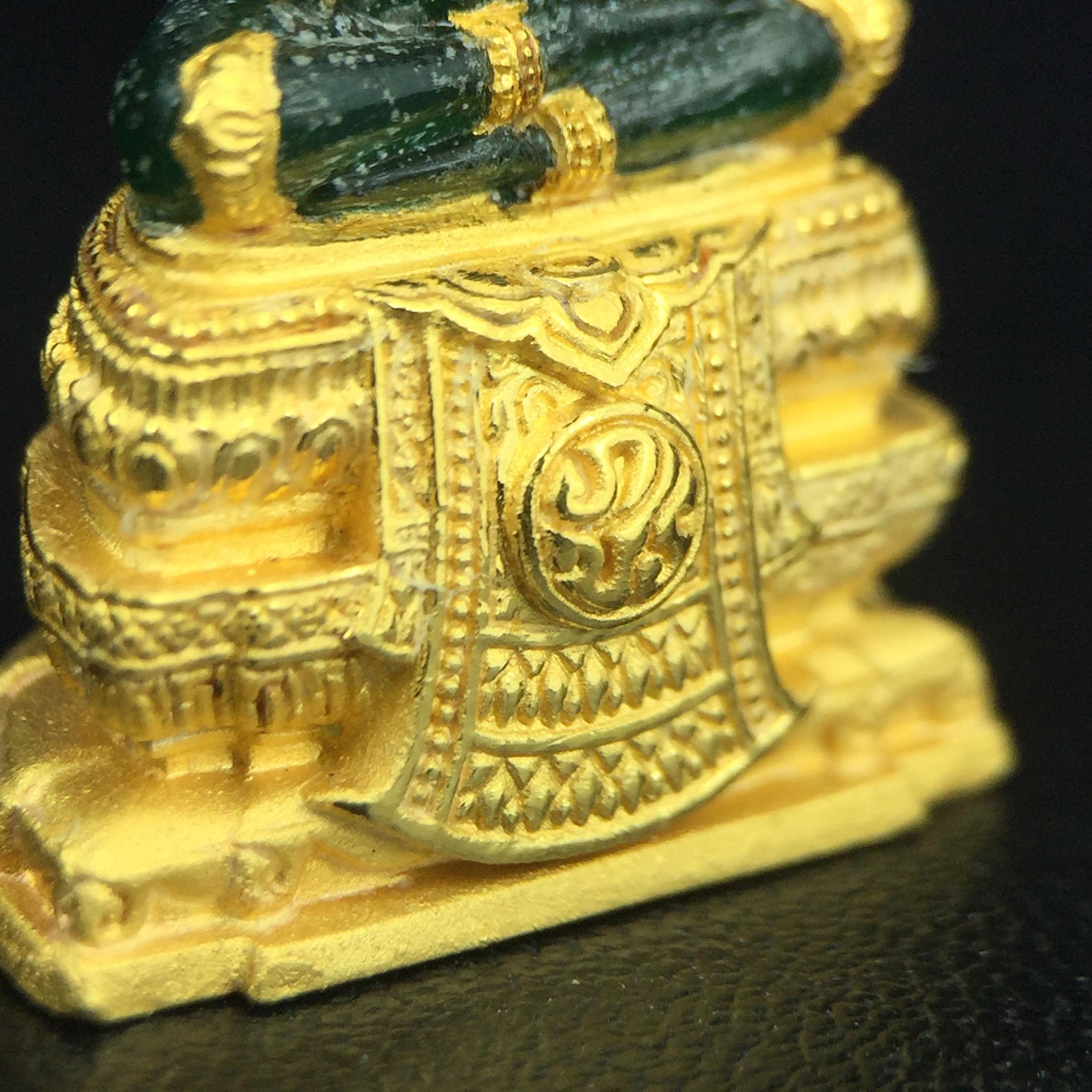 พระแก้วมรกต ภปร. จัดสร้างโดย รพ.ภูมิพลฯ ปี2547 ลอยองค์ขนาดหน้าตัก 1/2 นิ้ว เนื้อเรซิ่นหุ้มทองคำ99.99 งดงามทรงคุณค่าอีกหนึ่งรุ่นยอดนิยม หายาก