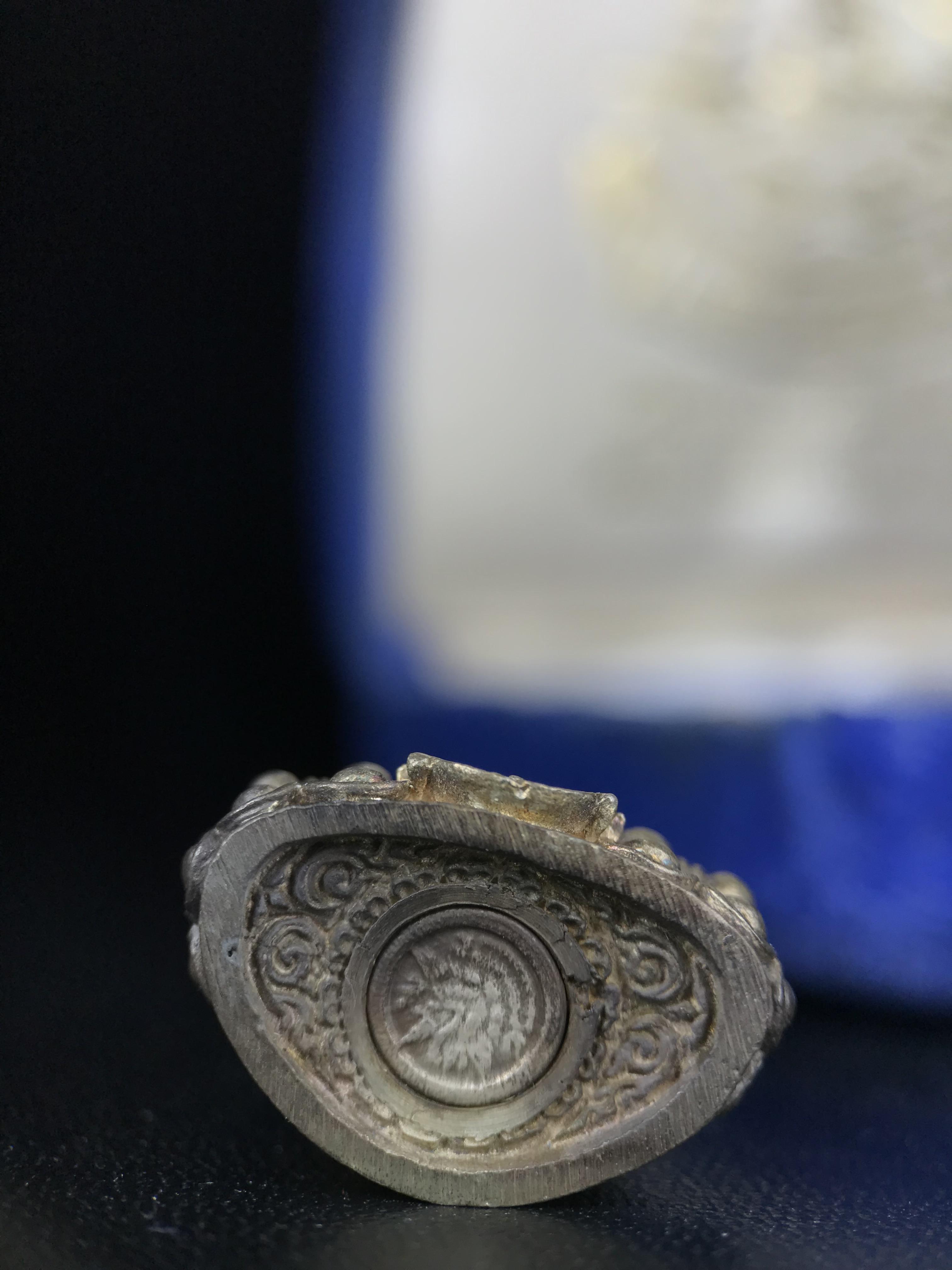 พระกริ่งศิรากาศ ภปร.(พระกริ่งคุ้มเกล้า)วัตถุมงคล"คุ้มเกล้าฯ" มูลนิธิ “คุ้มเกล้า” ในพระบรมราชูปถัมภ์ จัดสร้าง โรงพยาบาลภูมิพล เนื้อเงิน(พิมพ์หน้าไทย)(สภาพผิวเดิมขึ้นน้ำทองเก่าเก็บอย่างดีพร้อมกล่องบรรจุสวยมากมาก!)(ในหลวงรัชกาลที่9เสด็จเททอง)(พิธีใ