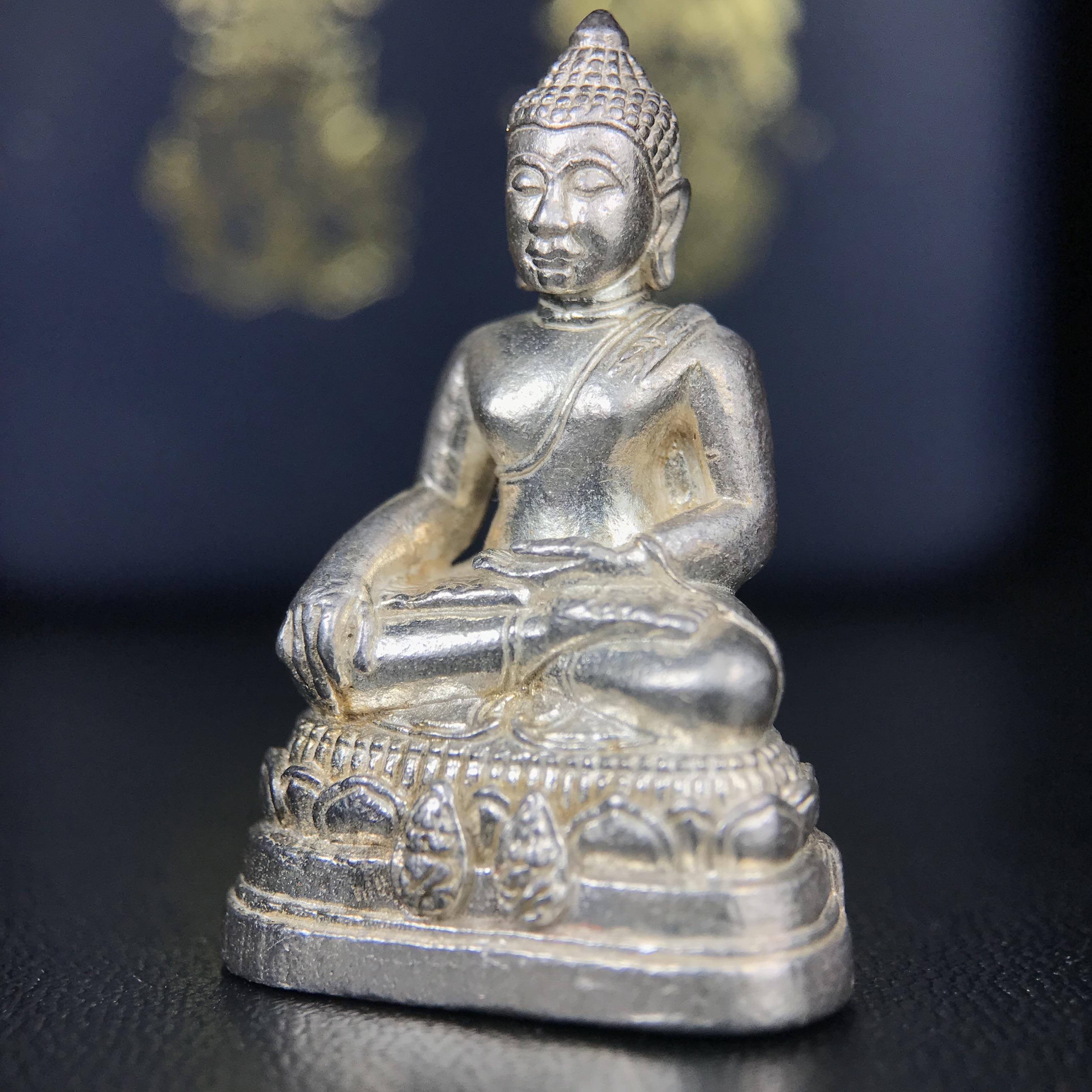 พระกริ่งพระพุทธนรสีห์ จปร.+ภปร. ครบรอบ 100 ปี ธนาคารไทยพาณิชย์ ปี 2550 พระกริ่งเนื้อเงิน(หายาก)(พุทธศิลป์งดงาม)ด้านหน้าฐานประดับด้วยตราสัญลักษณ์ "จปร" และ "ภปร" (องค์เนื้อเงินสร้างน้อย พบเจอน้อยหายาก)1 ใน 2500 องค์