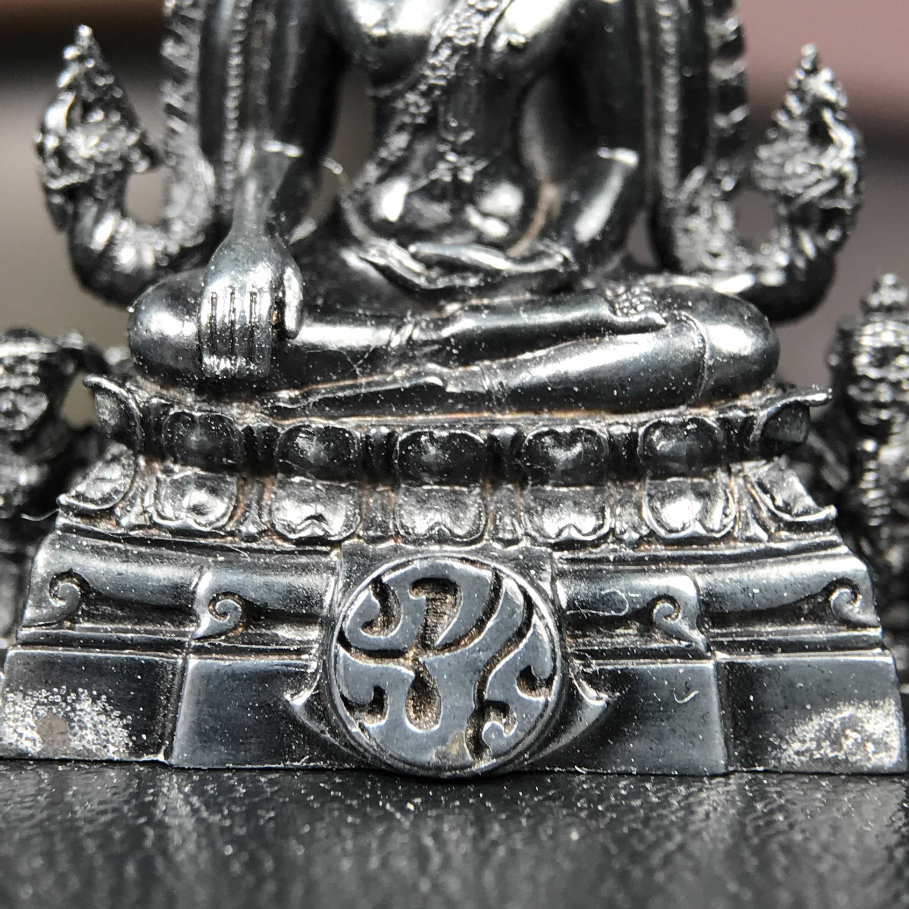 พระพุทธชินราช ภปร. โครงการ "เพราะแผ่นดินนี้ คือ แผ่นดินเกิด" ปี2548(รุ่นแรก) ลอยองค์ หน้าตัก 1/2 นิ้ว(ขนาด 3.5 x 2.5 ซม.) เนื้อเงินรมดำ(พุทธศิลป์จำลองเมื่อครั้งลอกทอง ครั้งที่3 เมื่อปี2547 ร้อยปีจะมีสักครั้ง "พระพุทธชินราชองค์ดำ")