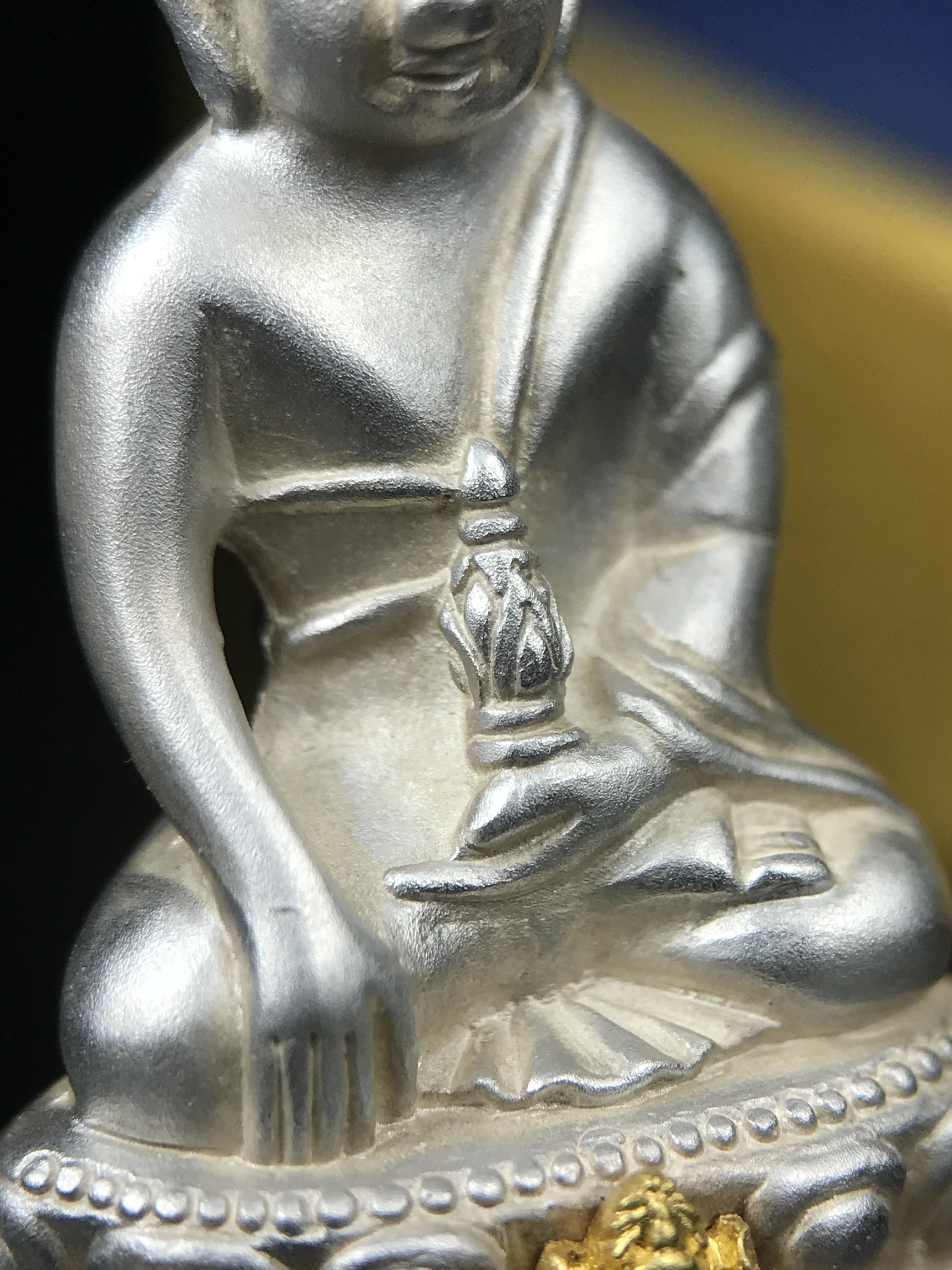 พระกริ่งสมเด็จญาณ วัดบวรนิเวศวิหาร เนื้อเงินบริสุทธิ์ 92.5% ตรากาญจนาภิเษกทองคำ(เนื้อทองคำแท้) พระราชทานแจกเมื่อ 3 ตุลาคม 2538 จัดสร้างในวโรกาส สมเด็จพระญาณสังวร สมเด็จพระสังฆราช ฉลองพระชนมายุครบ 82 พรรษา และฉลองครองราชสมบัติครบ 50 ปี รัชกาลที่ 9 (หายาก)