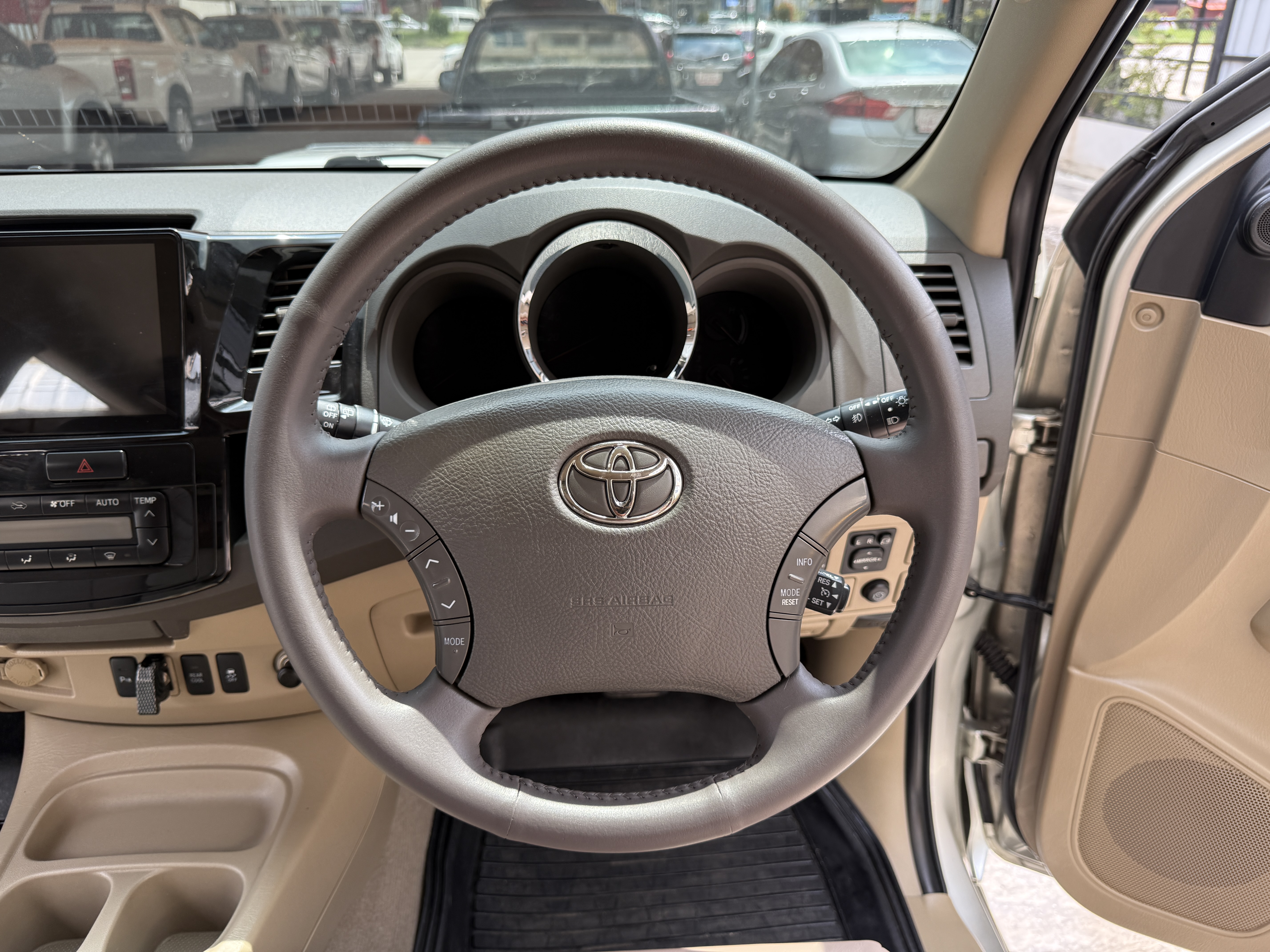 Toyota Fortuner 3.0 V 2WD At 2010 เงิน