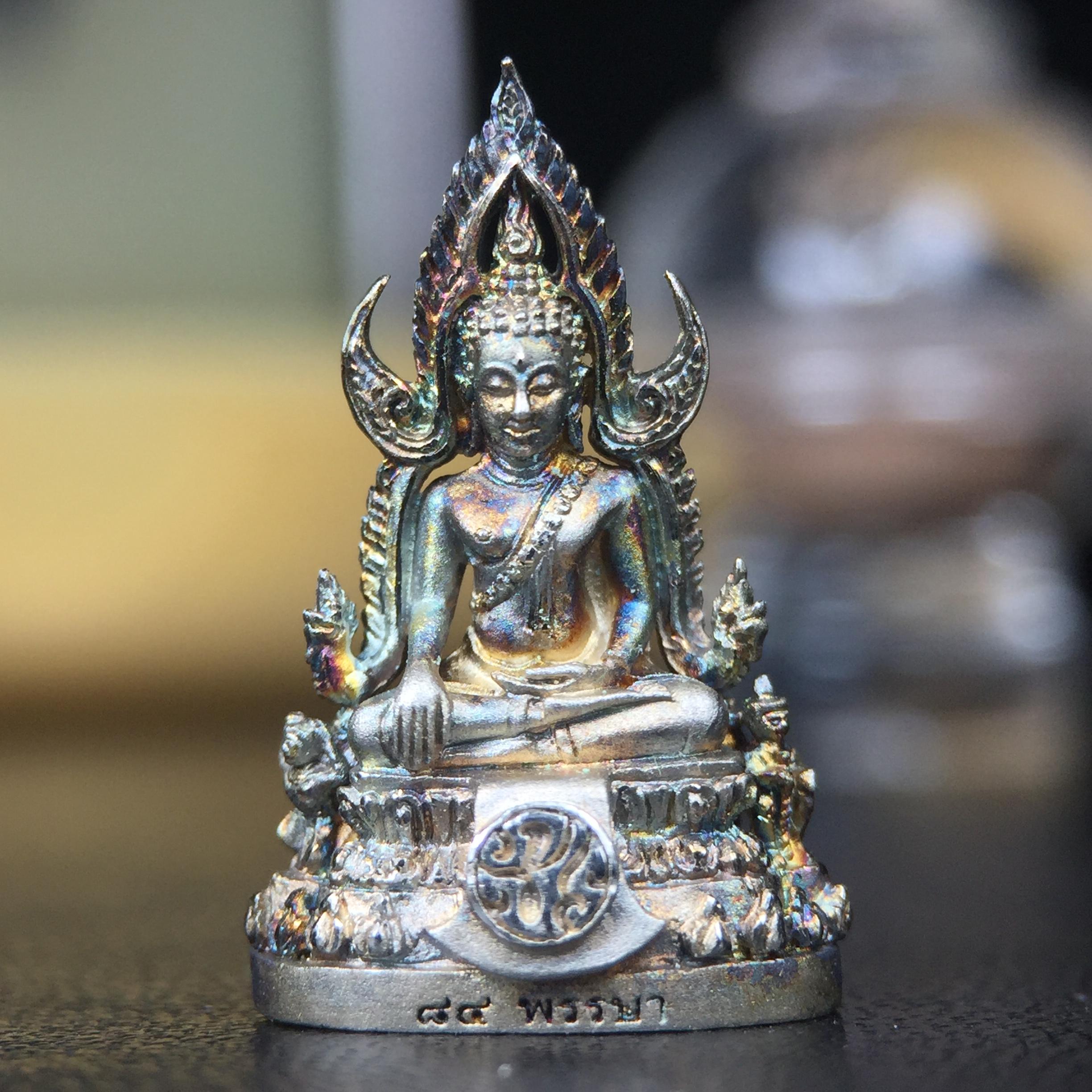 พระพุทธชินราช(จำลอง) ภปร. 84 พรรษา เนื้อเงินชุบทองคำขาว พิมพ์เล็กขนาดหน้าตัก 1/4 นิ้ว (สภาพผิวเดิมสวย ขึ้นสีรุ้งธรรมชาติ แบบนิยม)(พระราชทานมวลสาร จิตรลดาและเส้นพระเจ้า(เส้นผม))พุทธศิลป์ทรงคุณค่าอีกหนึ่งรุ่นยอดนิยม