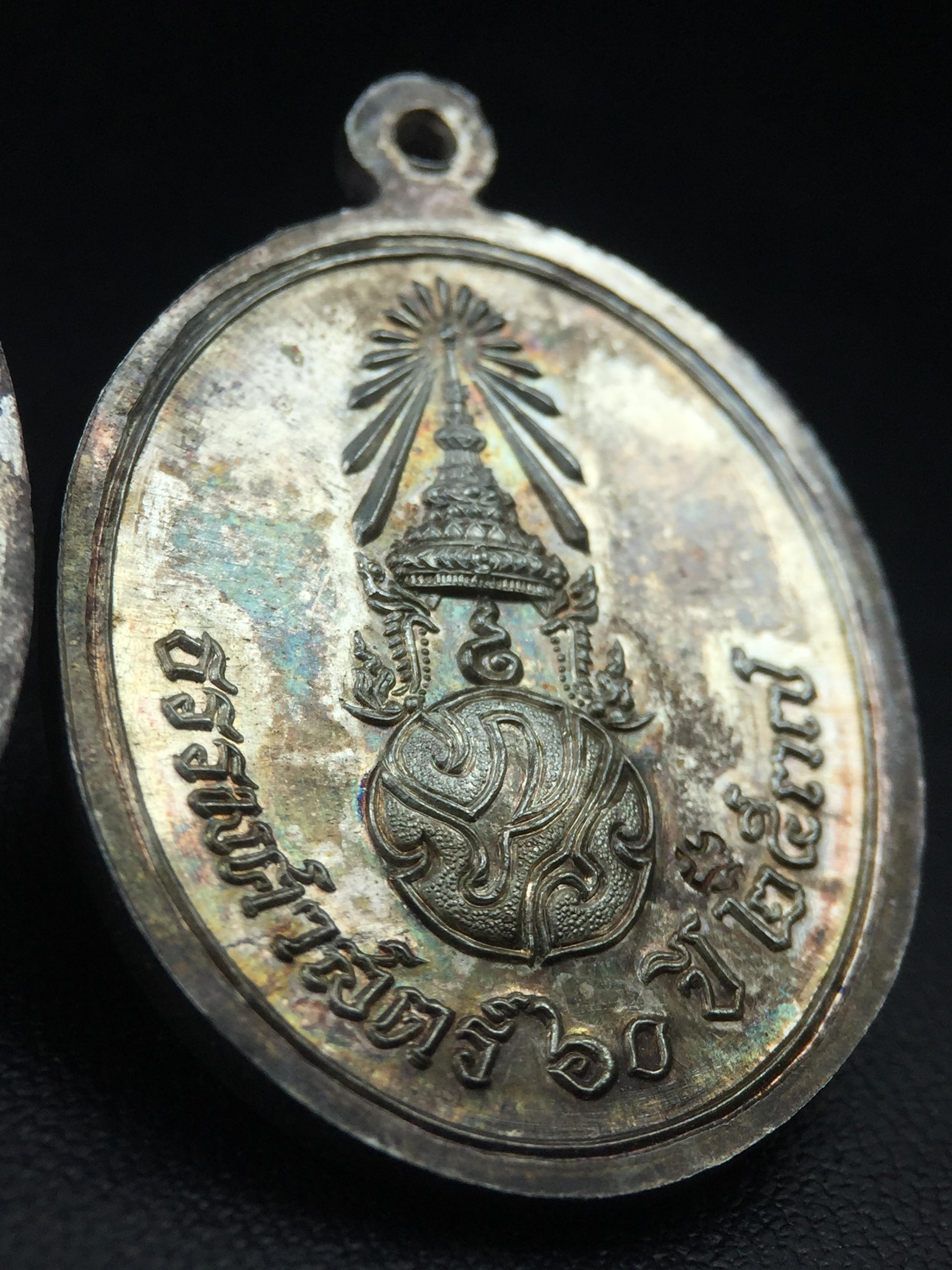 เหรียญพระพุทธสิหิงค์ ภปร. รุ่นมหาลัยธรรมศาสตร์ 60ปี พ.ศ.2537 พิมพ์ใหญ่+พิมพ์เล็ก เนื้อเงินผิวเดิมๆขึ้นสีรุ้งๆสวยมาก(ในหลวงรัชกาลที่9เสด็จในพิธี)(พิธีใหญ่ เกจิที่มีชื่อเสียงมาร่วมปลุกเสกจำนวนมาก ชนวนมาลสารเก่าเข้มขลัง )ของดีธรรมศาสตร์ที่ศิษย์เก่าไม่ควรพลาด