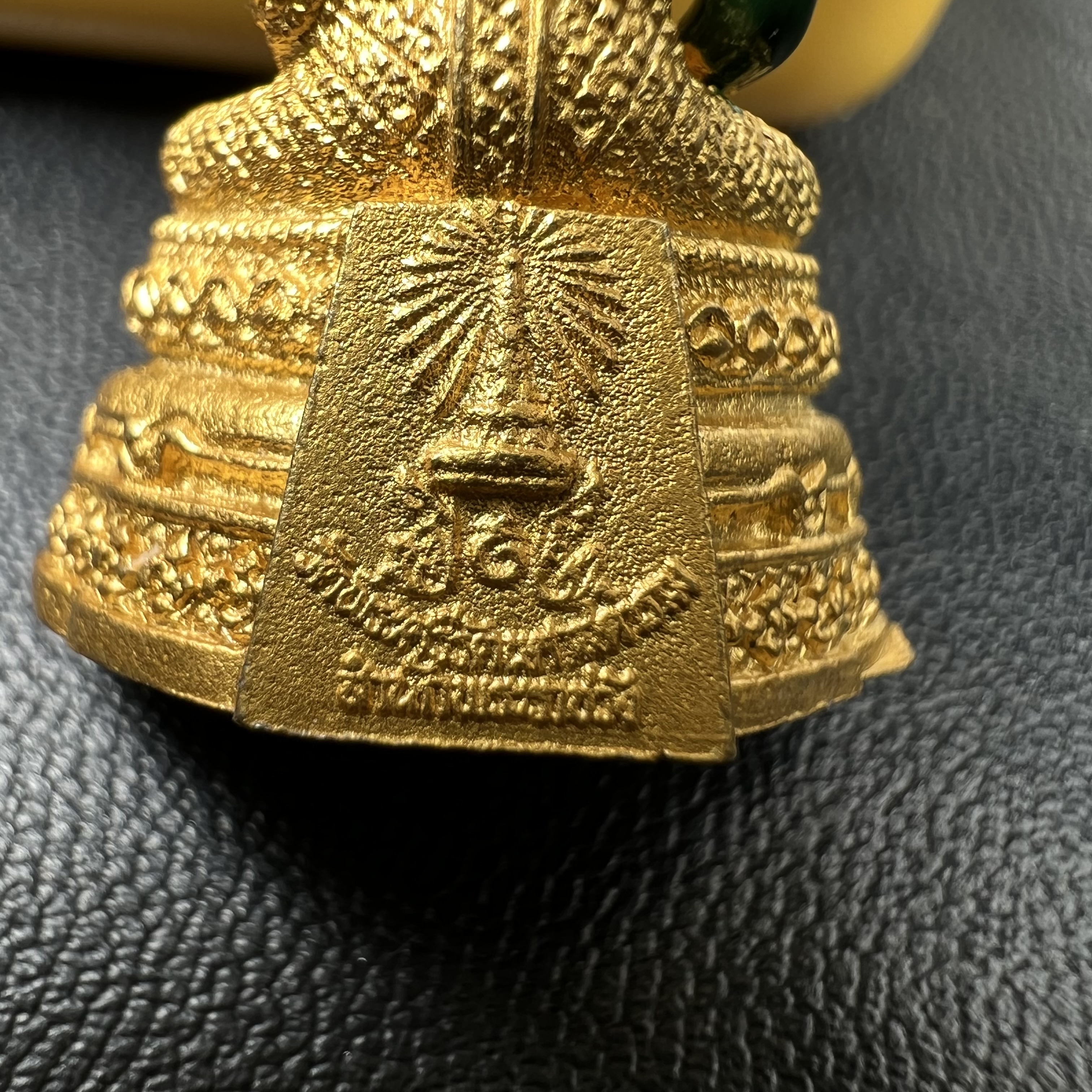 พระพุทธมหามณีรัตนปฏิมากร(พระแก้วมรกต) วัดพระศรีรัตนศาสดาราม สำนักพระราชวัง จัดสร้าง ฤดูฝน(บรรจุมวลสารใต้ฐาน)