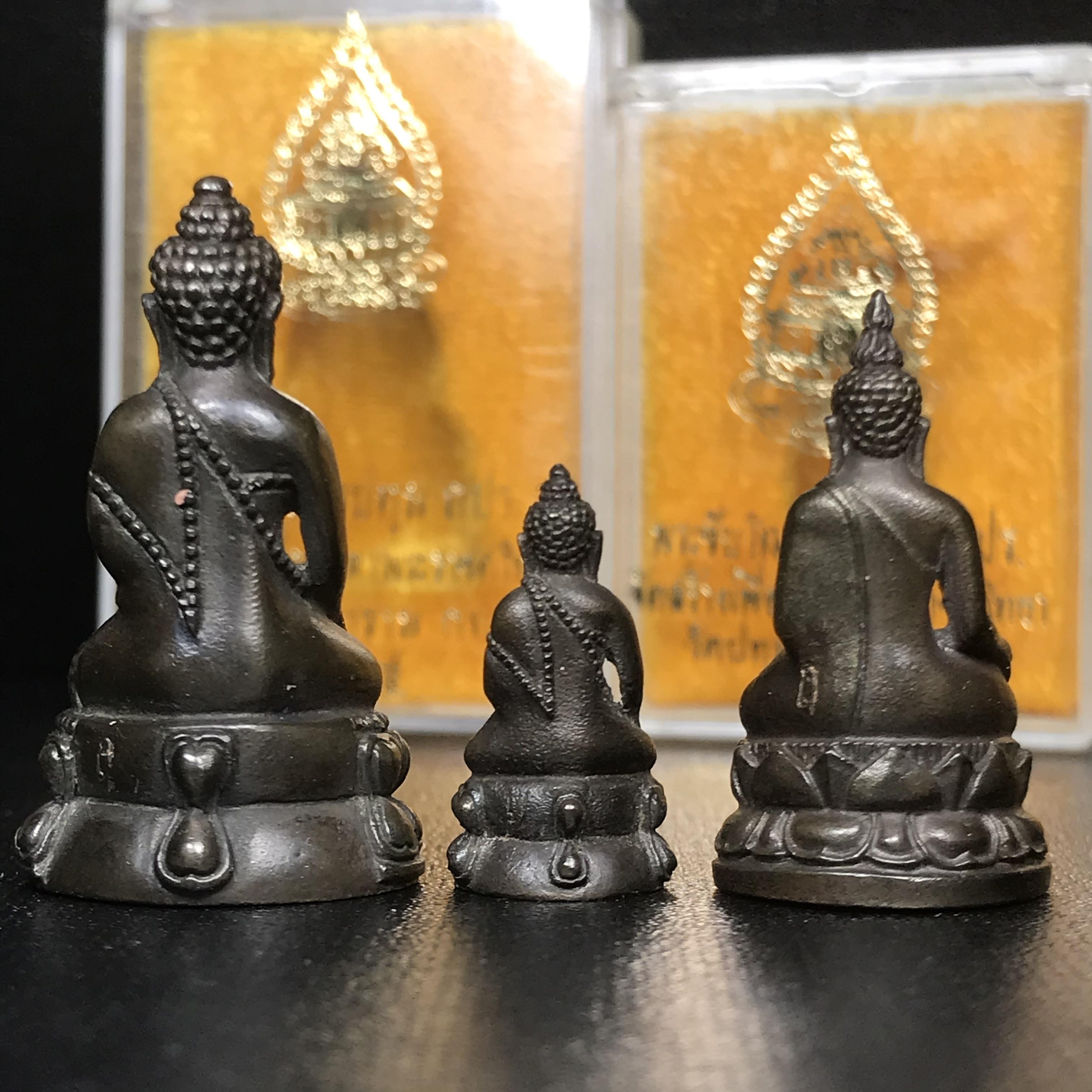 พระกริ่งนวปทุม ภปร.-พระชัยวัฒน์นวปทุม ภปร.-พระกริ่งไพรีพินาศ ภปร. รุ่นแรก วัดปทุมวนาราม ครบชุดเนื้อนวโลหะ ปี2535(ในหลวงรัชกาลที่9เสด็จเททอง)(1ใน3000ชุด)หายาก