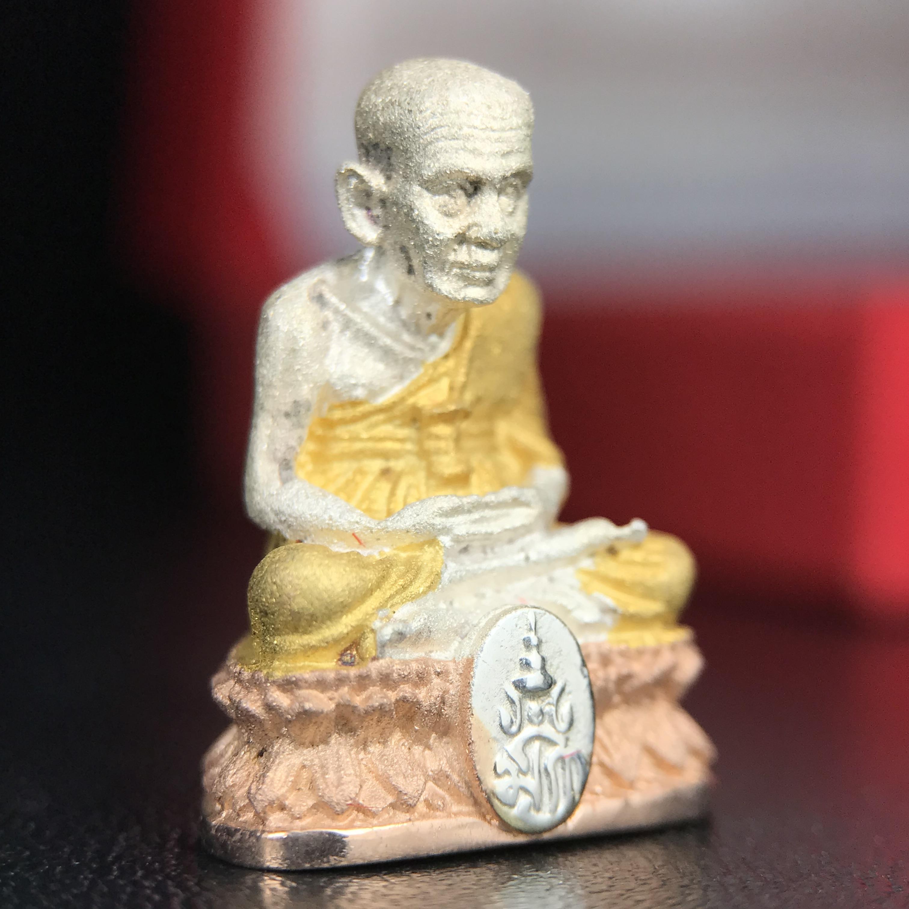 สมเด็จหลวงปู่ทวด วัดช้างให้ รุ่น เฉลิมพระเกียรติ ตราสัญลักษณ์ มวก. พิมพ์ลอยองค์เนื้อเงิน-สามกษัตริย์ ปี 2544 พิธีพุทธาภิเษกใหญ่ ณ อุโบสถวัดช้างให้และอุโบสถวัดพระศรีรัตนศาสดาราม ( วัดพระแก้ว )โดยนิมนต์เกจิชื่อดังสายใต้ทั้งหมดจำนวน 108 รูป