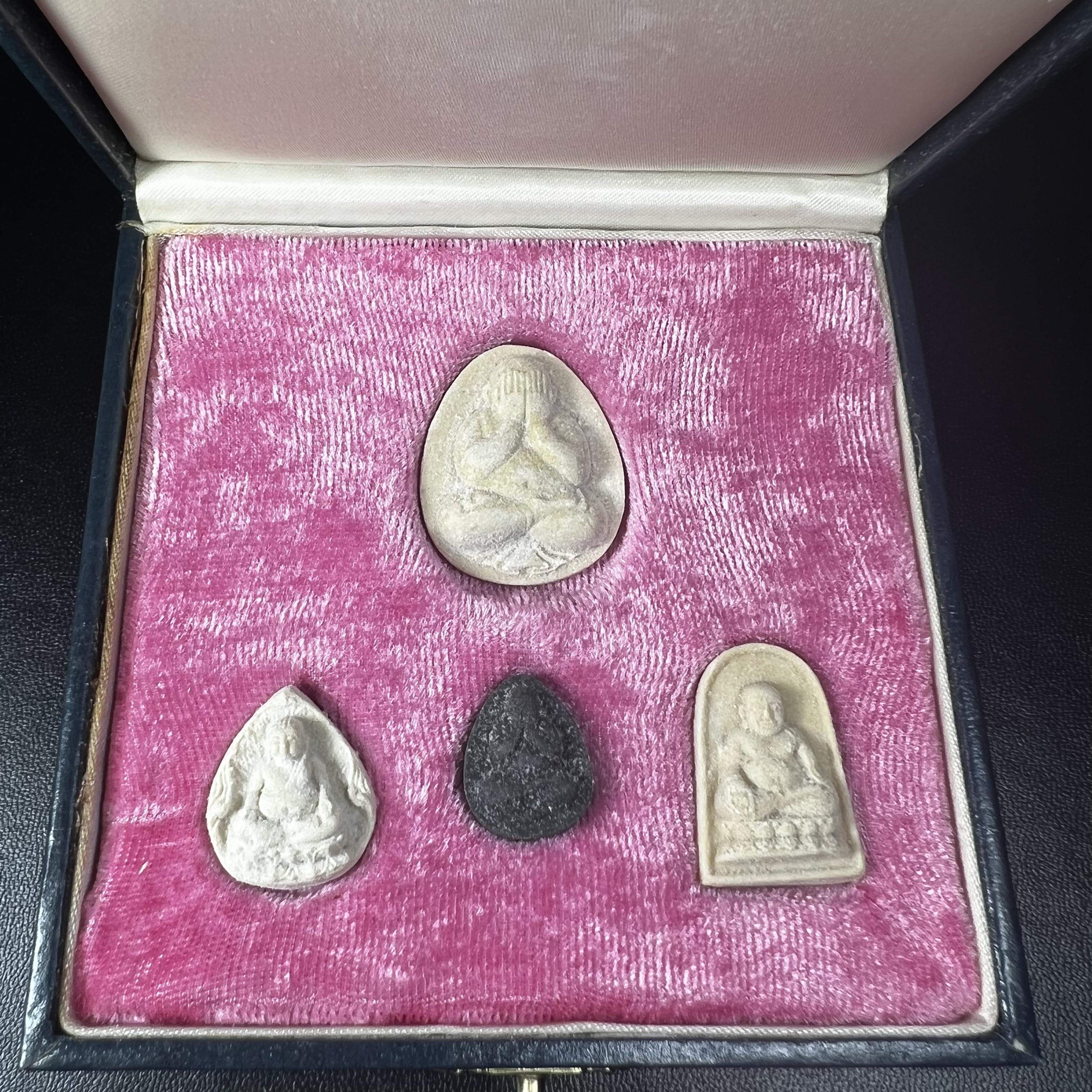 พระปิดตา รุ่นแรก ชุดกรรมการ ชุดมงคลการบำเพ็ญกุศลอายุครบ 6 รอบ(72 พรรษา) สมเด็จพระญาณสังวร วัดบวรนิเวศวิหาร วันที่ 2-3 ตุลาคม 2528 (1ชุดประกอบด้วยพระเนื้อผง 4 รายการ)ชุดกรรมการพร้อมกล่องบรรจุเดิมครบสมบูรณ์(หายาก)