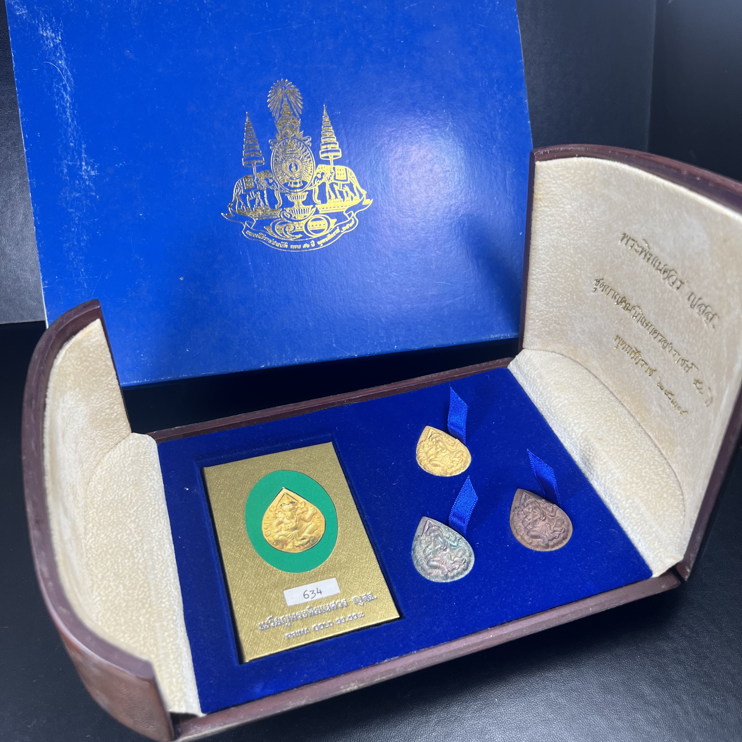 เหรียญพระพิฆเนศวร ญสส. ชุดกาญจนาภิเษกครองราชย์ 50 ปี พุทธศักราช 2538 วัดบวรนิเวศวิหาร ชุดทองคำพิมพ์ใหญ่(2.9 ซม.)(เนื้อทองคำ+เนื้อเงิน+เนื้อทองทิพย์) สภาพสวยเดิมพร้อมกล่องบรรจุเดิม ตอกโค๊ดหมายเลขกำกับ 634(พิธีใหญ่ พุทธศิลป์งดงาม)(นิยมหายาก)1 ใน 939 ชุด