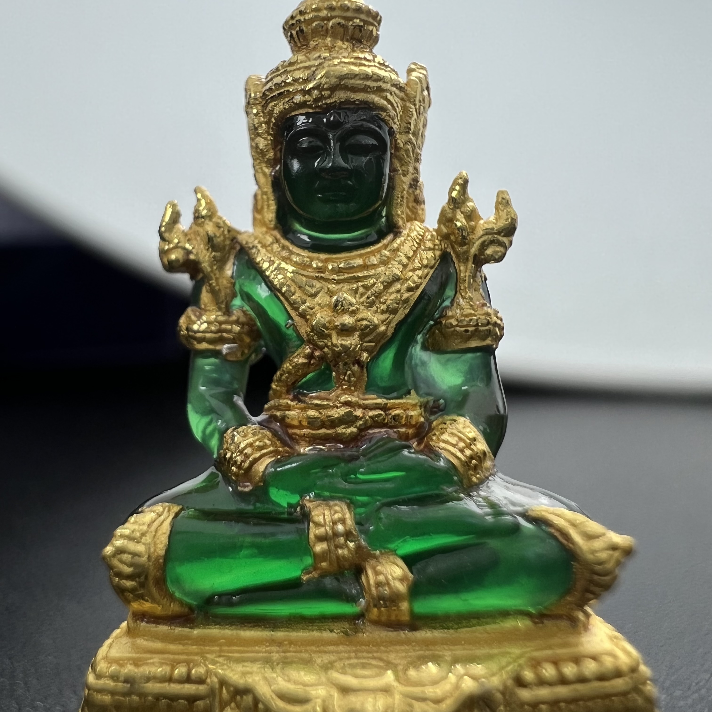 พระแก้วมรกต ภปร. จัดสร้างโดย รพ.ภูมิพลฯ ปี2547 ลอยองค์ขนาดหน้าตัก 1/2 นิ้ว เนื้อเรซิ่นหุ้มทองคำ99.99 งดงามทรงคุณค่าอีกหนึ่งรุ่นยอดนิยม หายาก