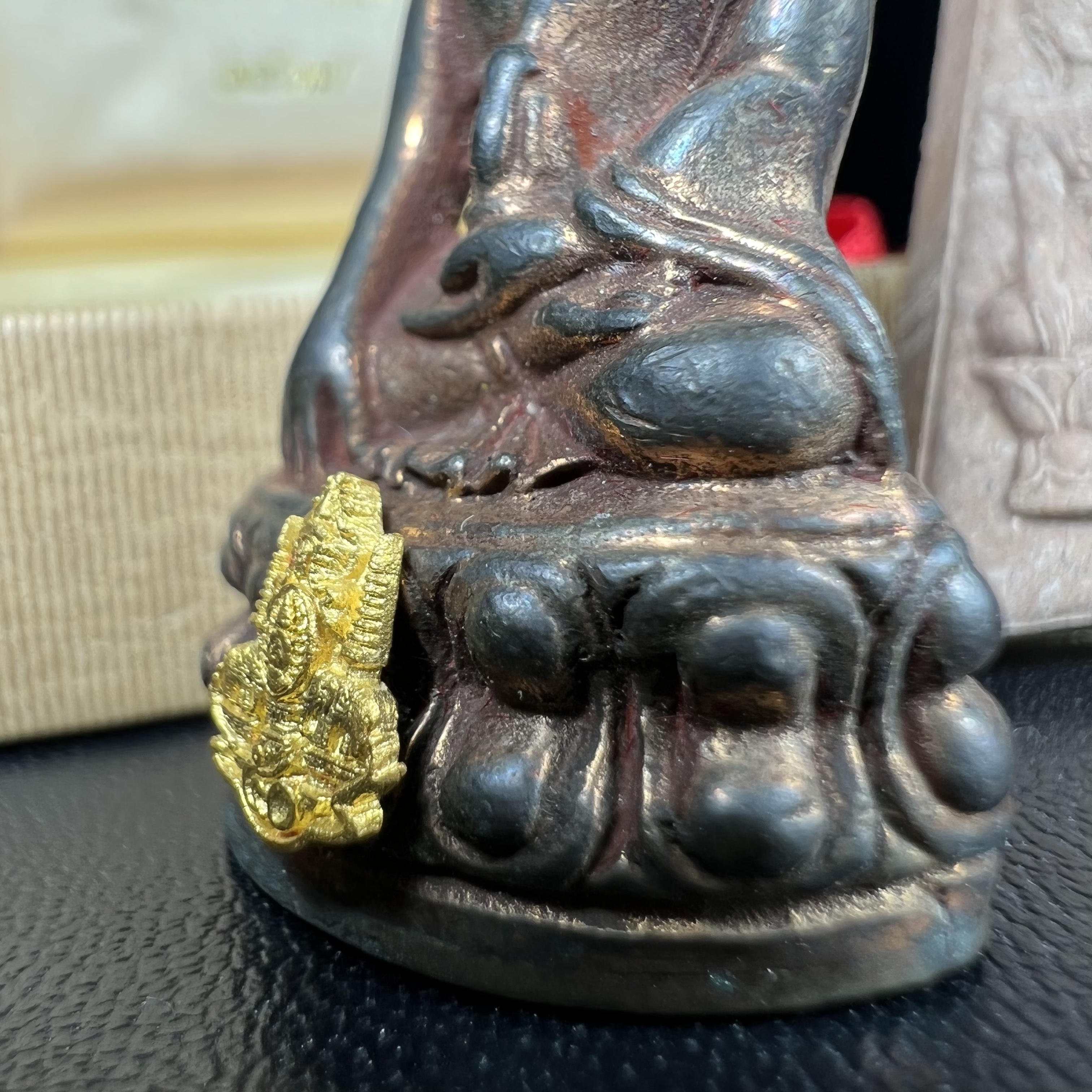 พระกริ่งเจริญโภคทรัพย์ พระพิมพ์จิตรลดา ที่ระลึกโครงการหลวง ปี 2539 ฉลองครองราชสมบัติครบ 50 ปี รัชกาลที่ 9 ตรากาญจนาภิเษกทองคำ(เนื้อทองคำแท้)(ชุดกรรมการหายาก)(1ใน1999ชุด)