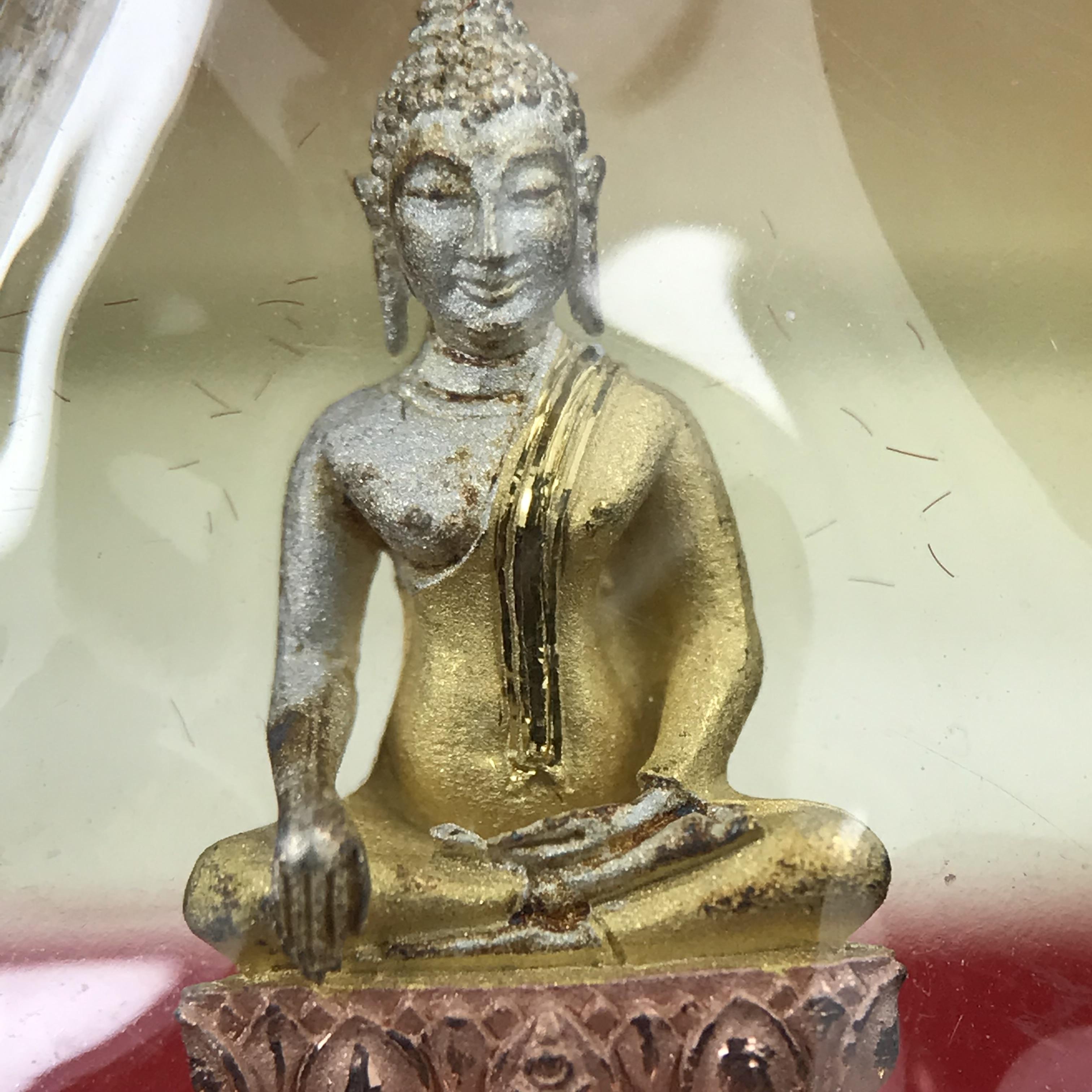 พระชัยวัฒน์พระพุทธนวราชบพิตร ครองสิริราชสมบัติครบ 50 ปี พ.ศ.2540 ขนาดสูง 1.9 ซม. เนื้อเงินสามกษัตริย์(ผิวเดิม)(ซีนซองเดิม) พร้อมกล่องบรรจุเดิมครบสมบูรณ์ 1ใน 9500 องค์(พุทธนวราชบพิตร นิมิตรหมายแห่งความสามัคคี ด้วยไมตรีแห่งองค์พระภูมิพล)