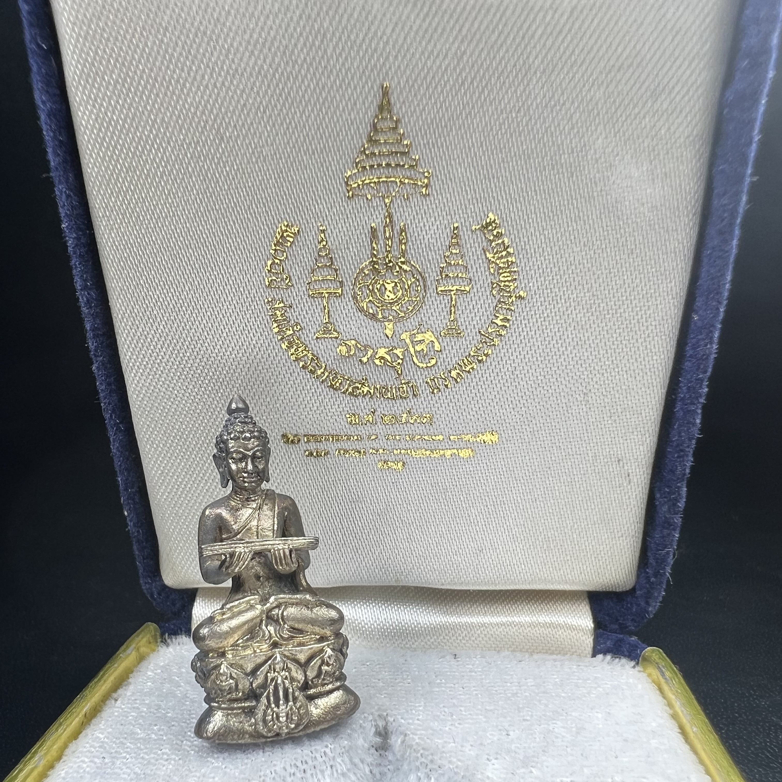 พระกริ่งปรมานุชิตชิโนรส วัดพระเชตุพนวิมลมังคลาราม(วัดโพธิ์) ปี2533 เนื้อเงิน ( ในหลวงรัชกาลที่9เสด็จเททอง)พิธีใหญ่ งดงามด้วยพุทธศิลป์เปี่ยมด้วยพุทธคุณ อีกหนึ่งรุ่นที่แนะนำสะสมบูชา