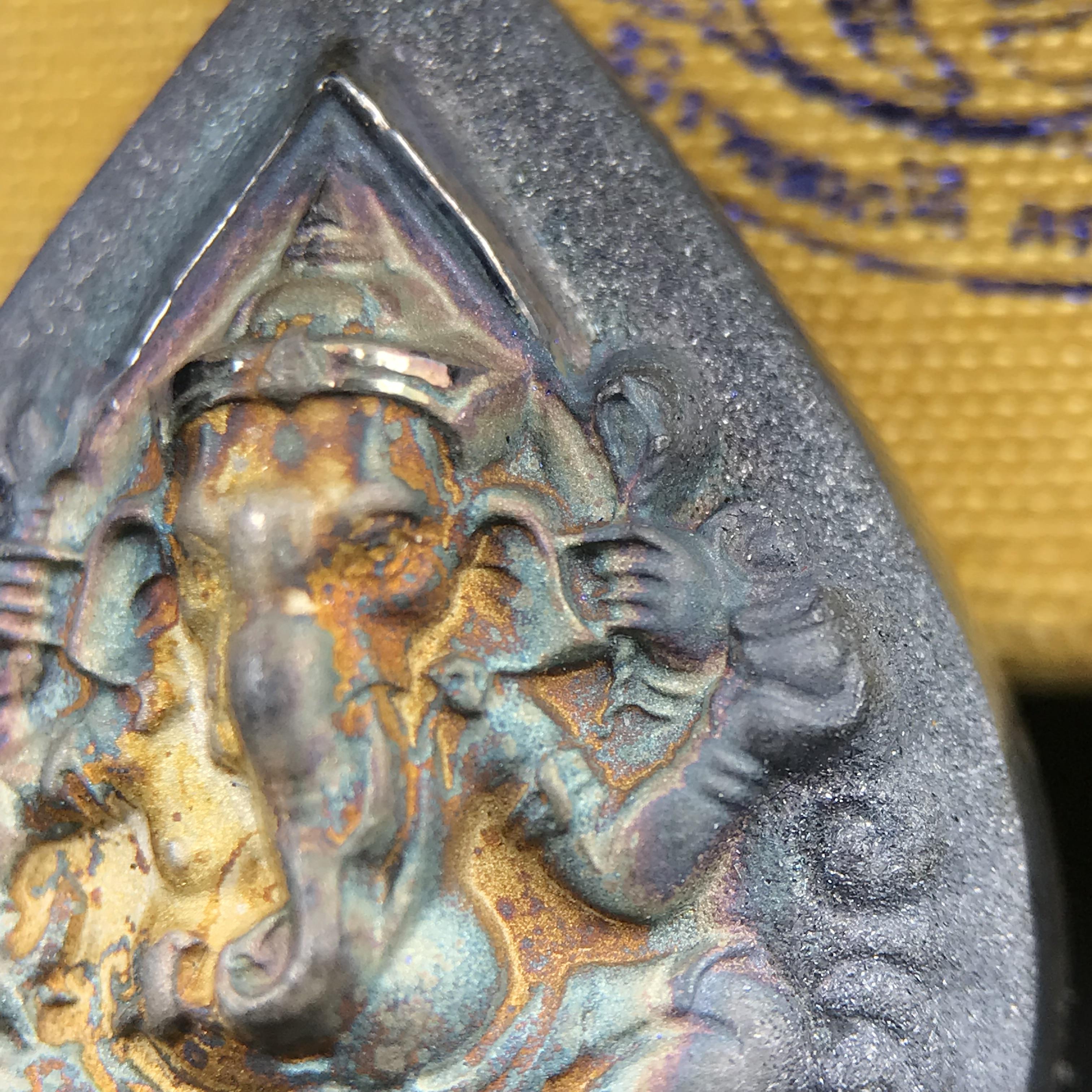 เหรียญพระพิฆเนศวร ญสส. ชุดกาญจนาภิเษกครองราชย์ 50 ปี พุทธศักราช 2538 พิมพ์ใหญ่(2.9 ซม.) เนื้อเงินผิวเดิมกลับดำขึ้นสีรุ้งเข้มขลังงดงามธรรมชาติสร้างสรรค์ สภาพสวยเดิมพร้อมกล่องบรรจุเดิม ตอกโค๊ดหมายเลขกำกับ(1ใน 5539องค์)สี สวย แบบ นิยม หายาก